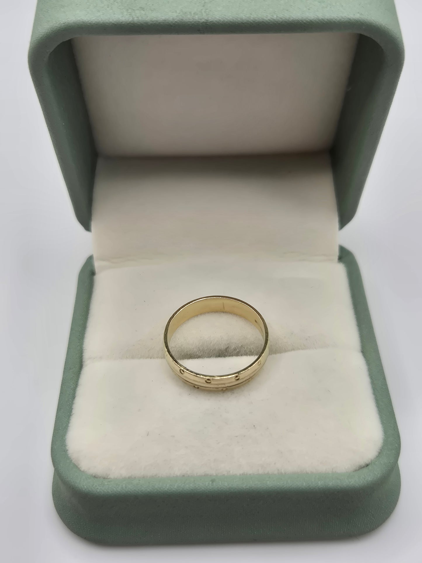 9ct gold patterned band ring