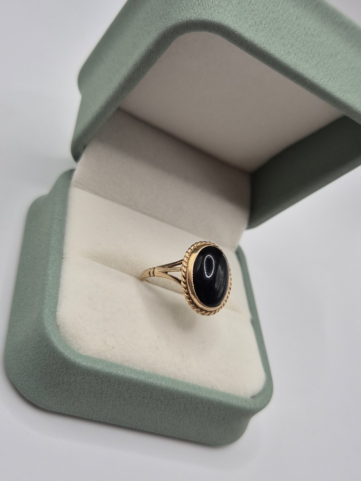 9ct gold onyx ring