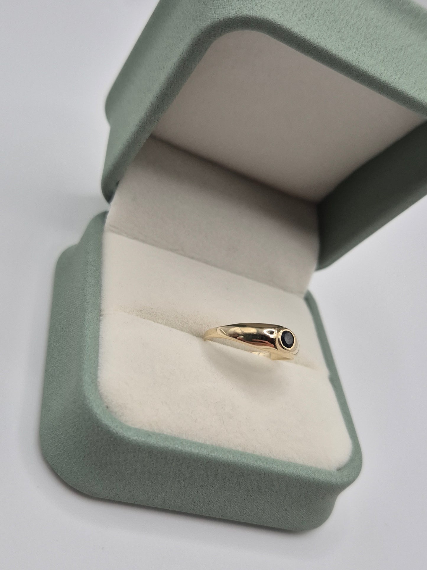 9ct gold sapphire gypsy ring