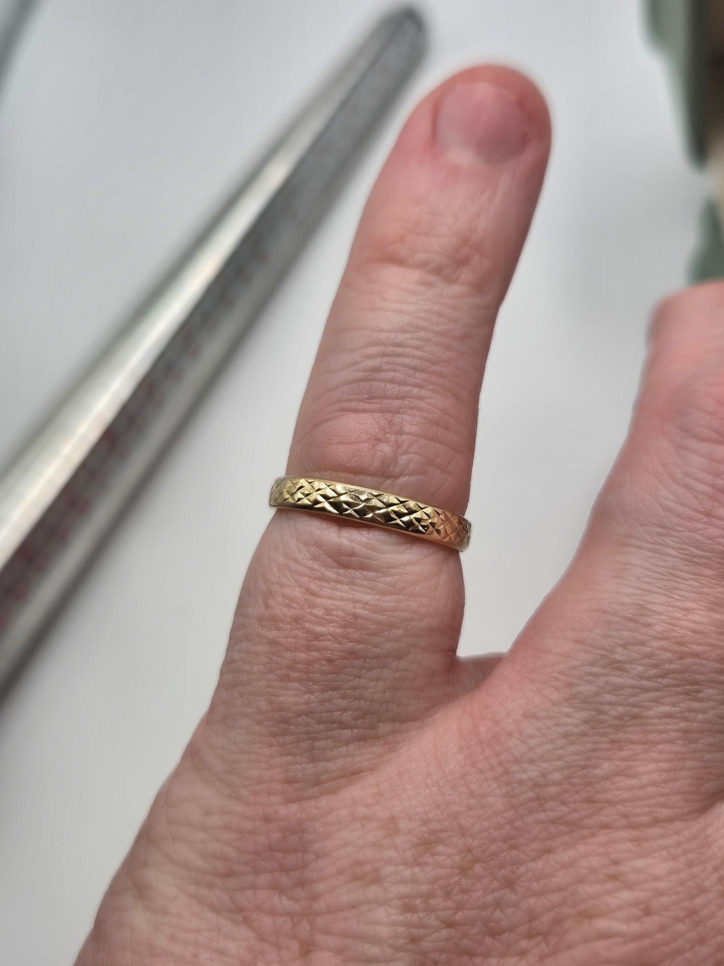 9ct gold patterned band ring
