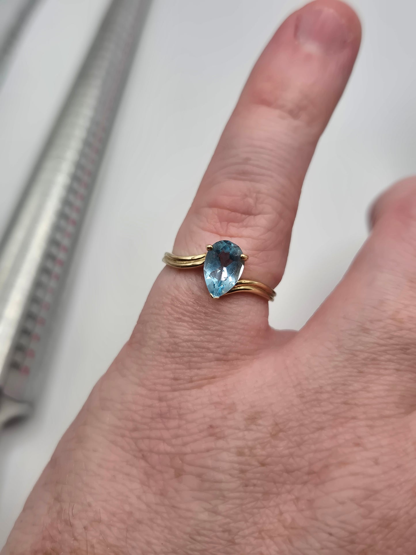 9ct gold aquamarine ring