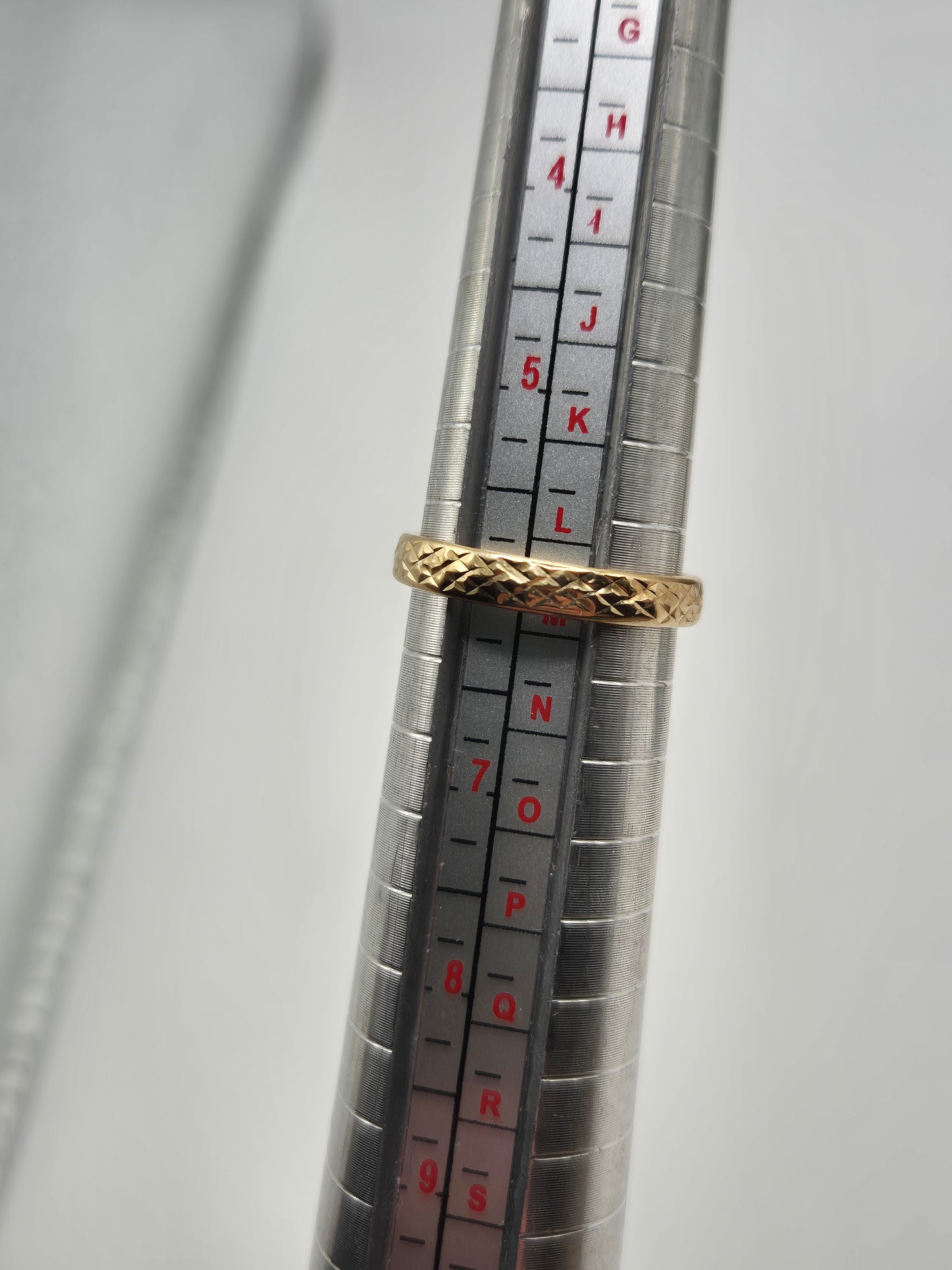 9ct gold patterned band ring
