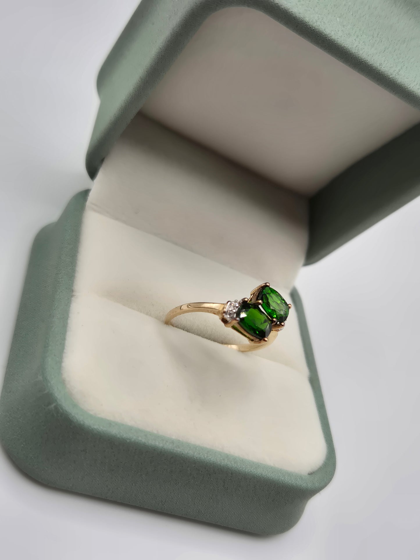 9ct gold diopside and diamond ring