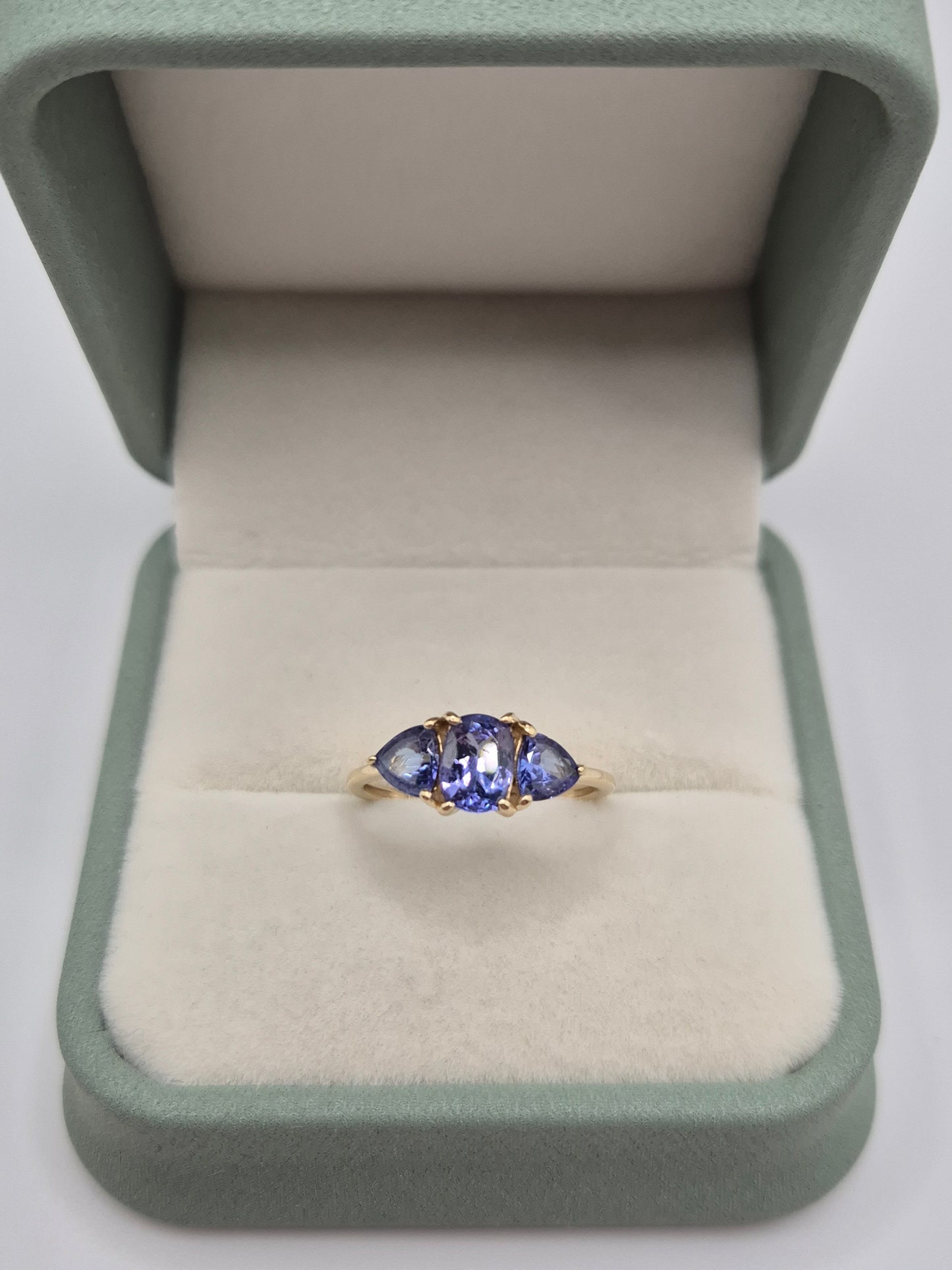 9ct gold tanzanite ring