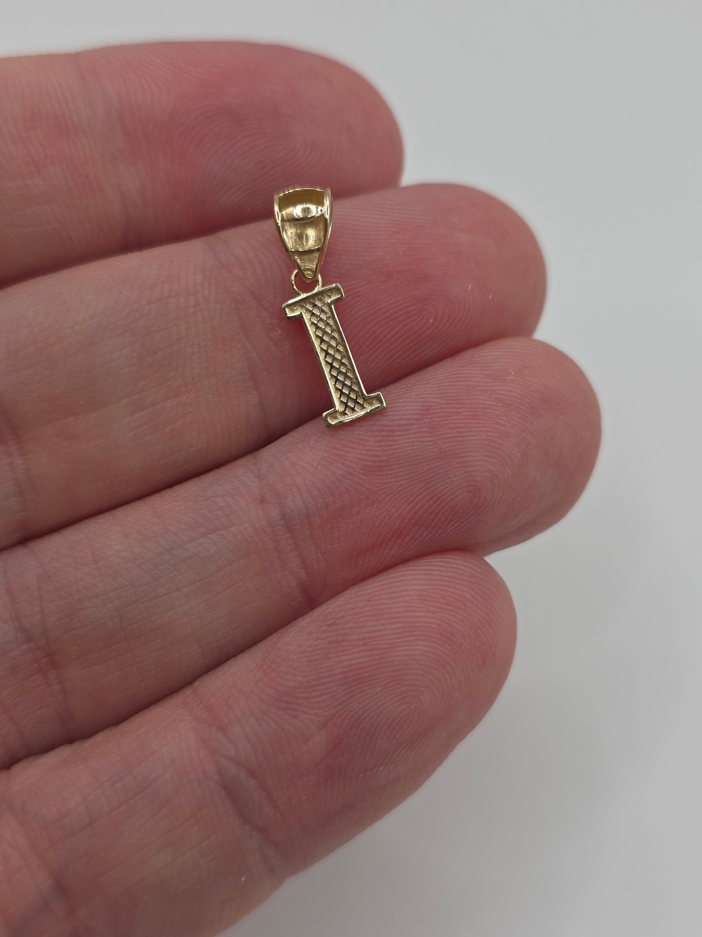9ct gold initial I pendant