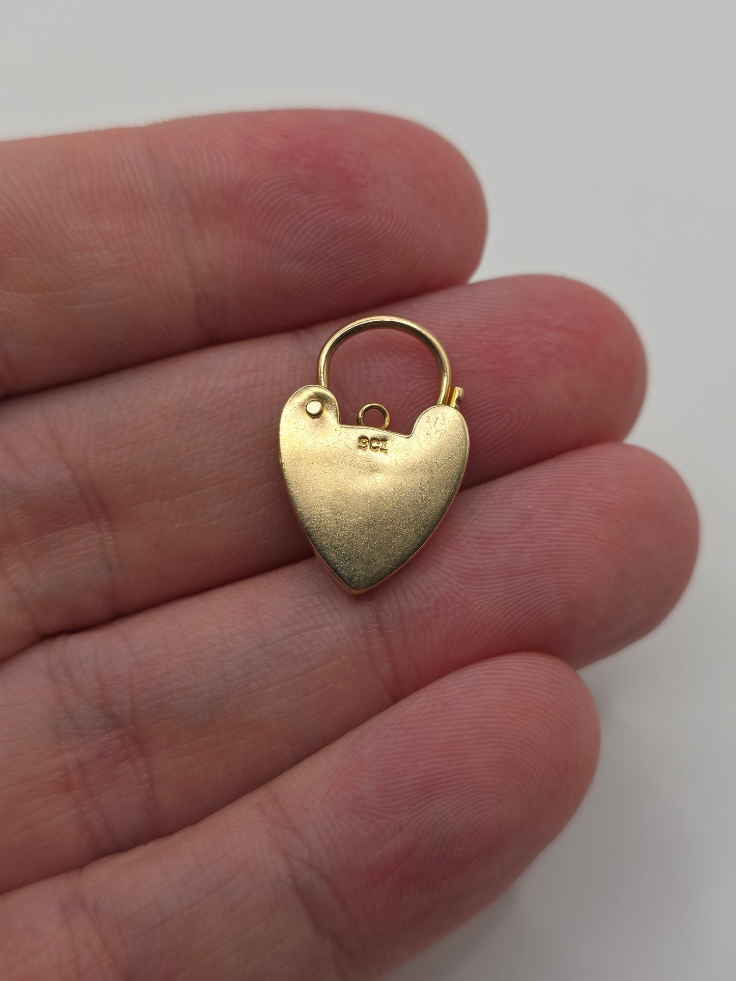 9ct gold padlock 33