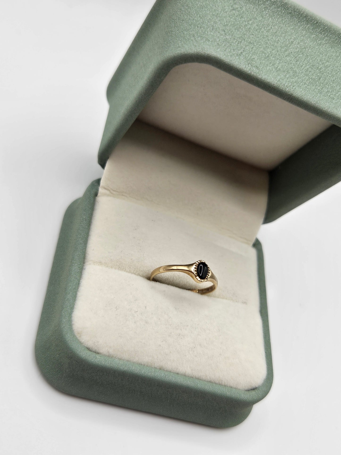 9ct gold onyx ring