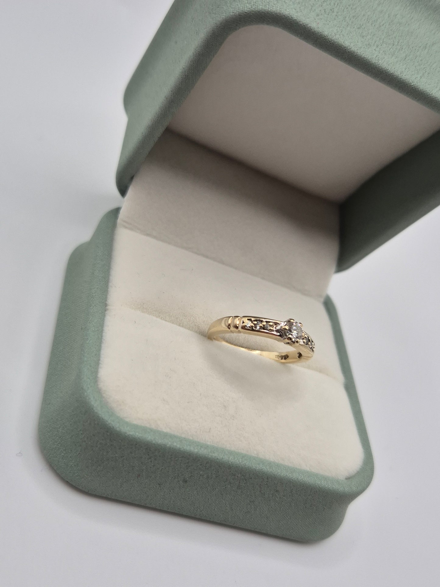 9ct gold 25 point diamond ring