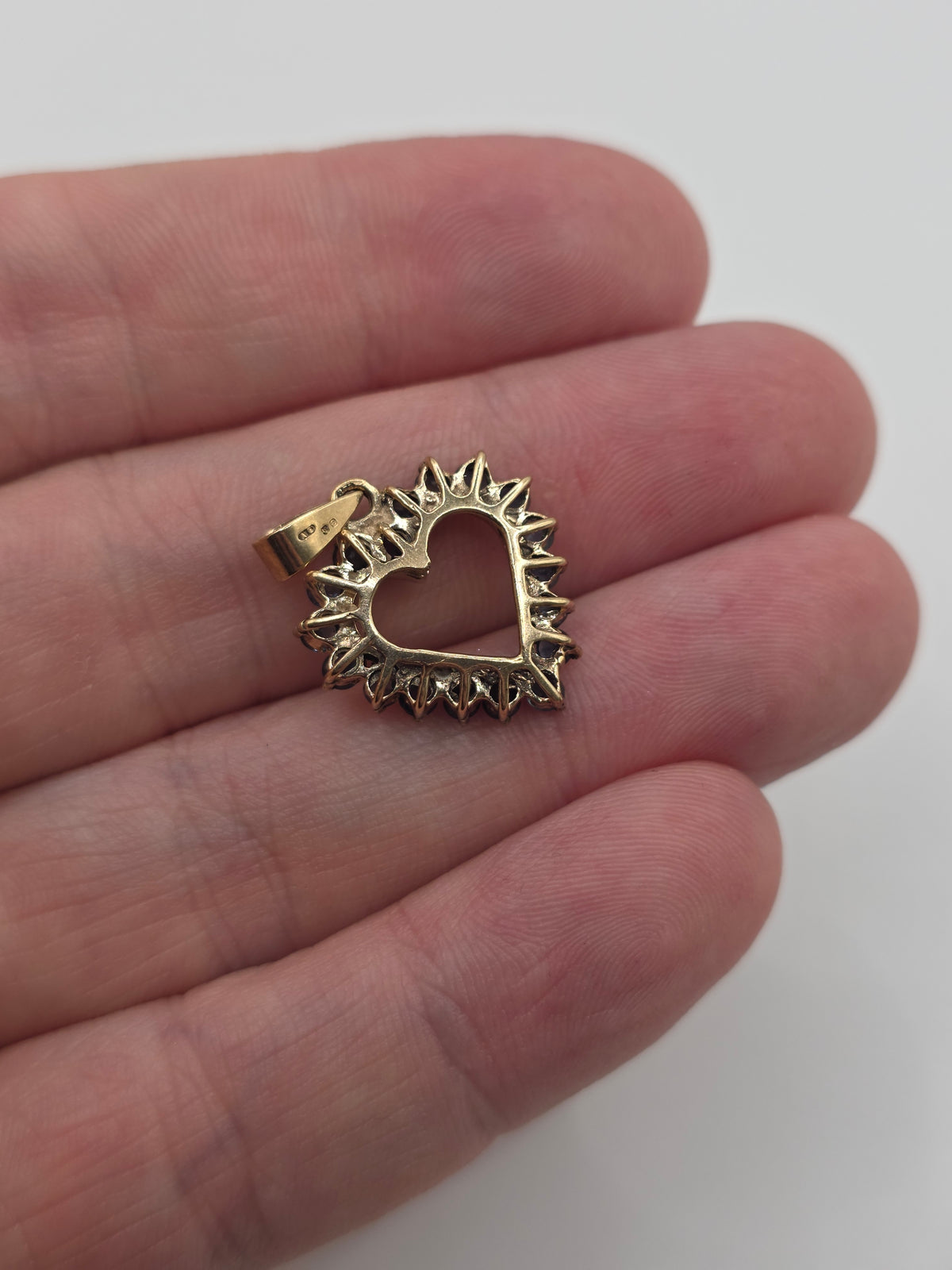 9ct gold sapphire heart pendant