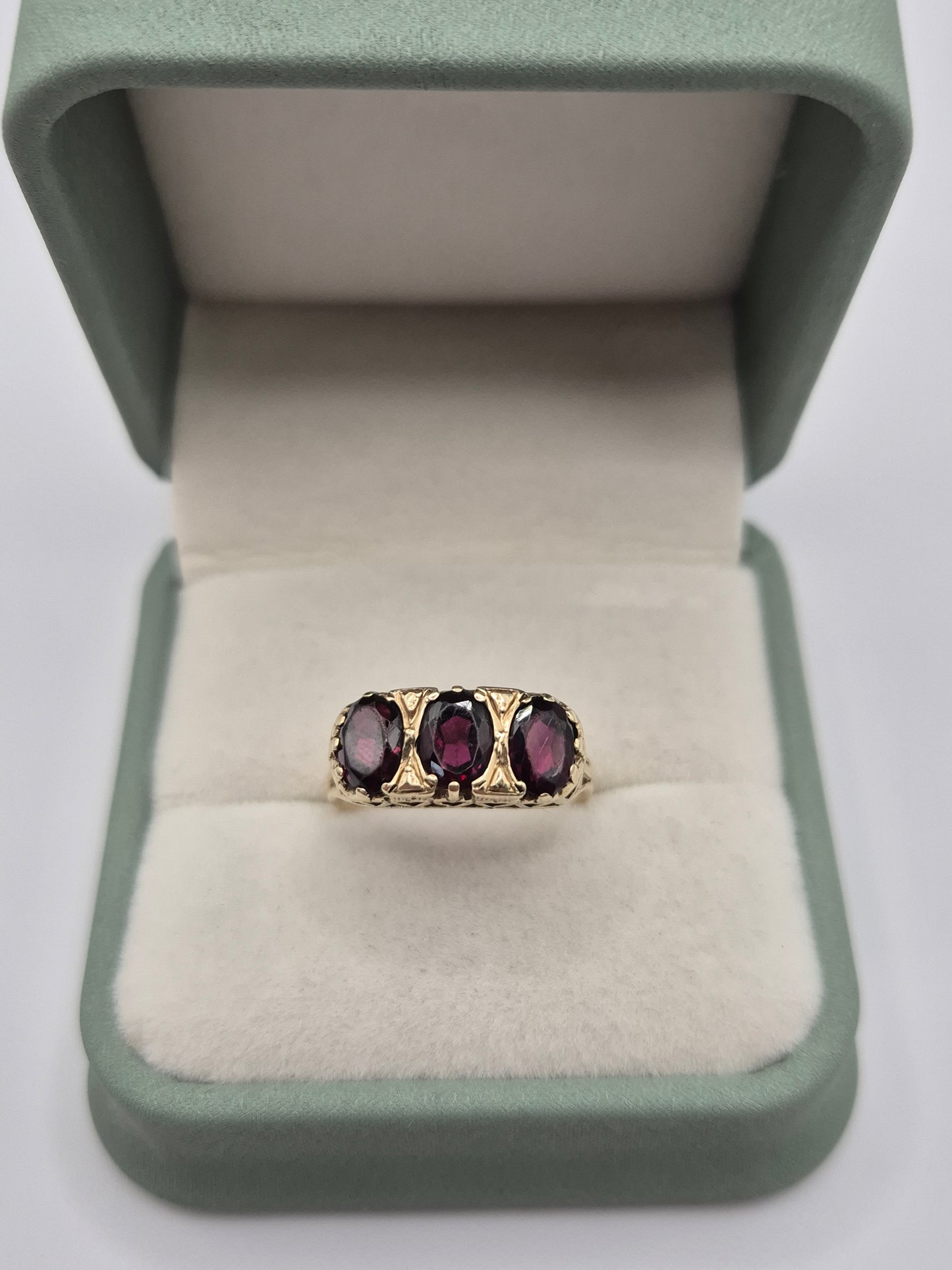 Heavy 9ct gold garnet ring