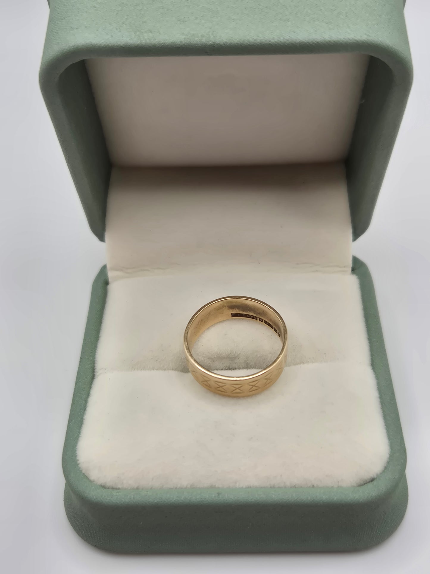 9ct gold patterned band ring