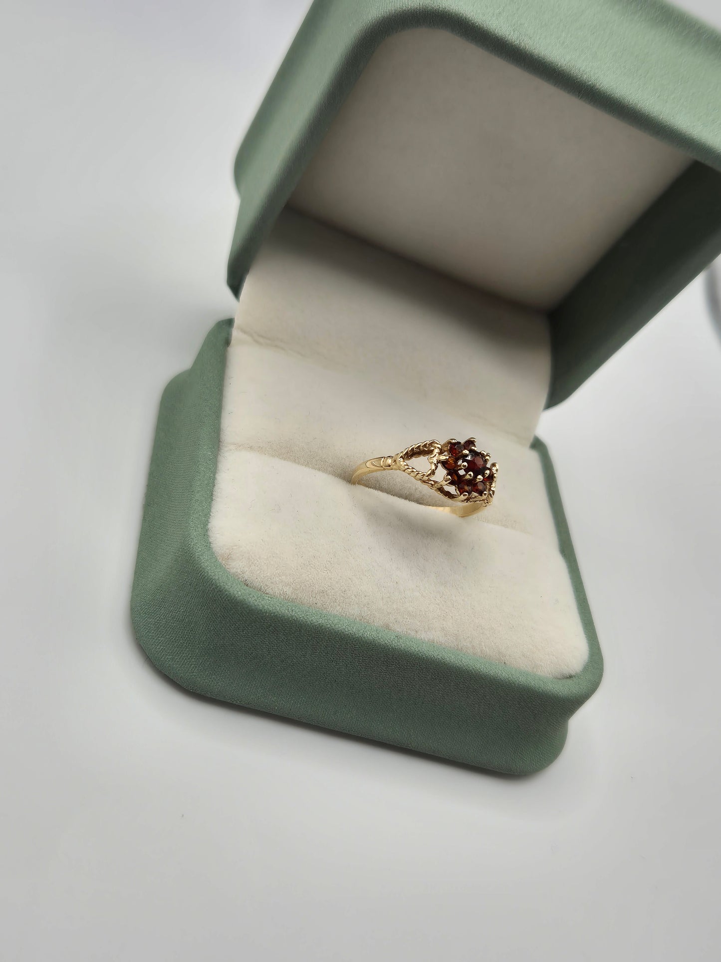 9ct gold garnet ring