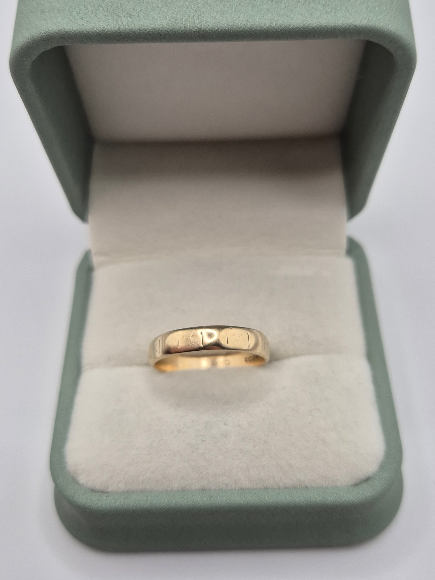 9ct gold patterned band ring