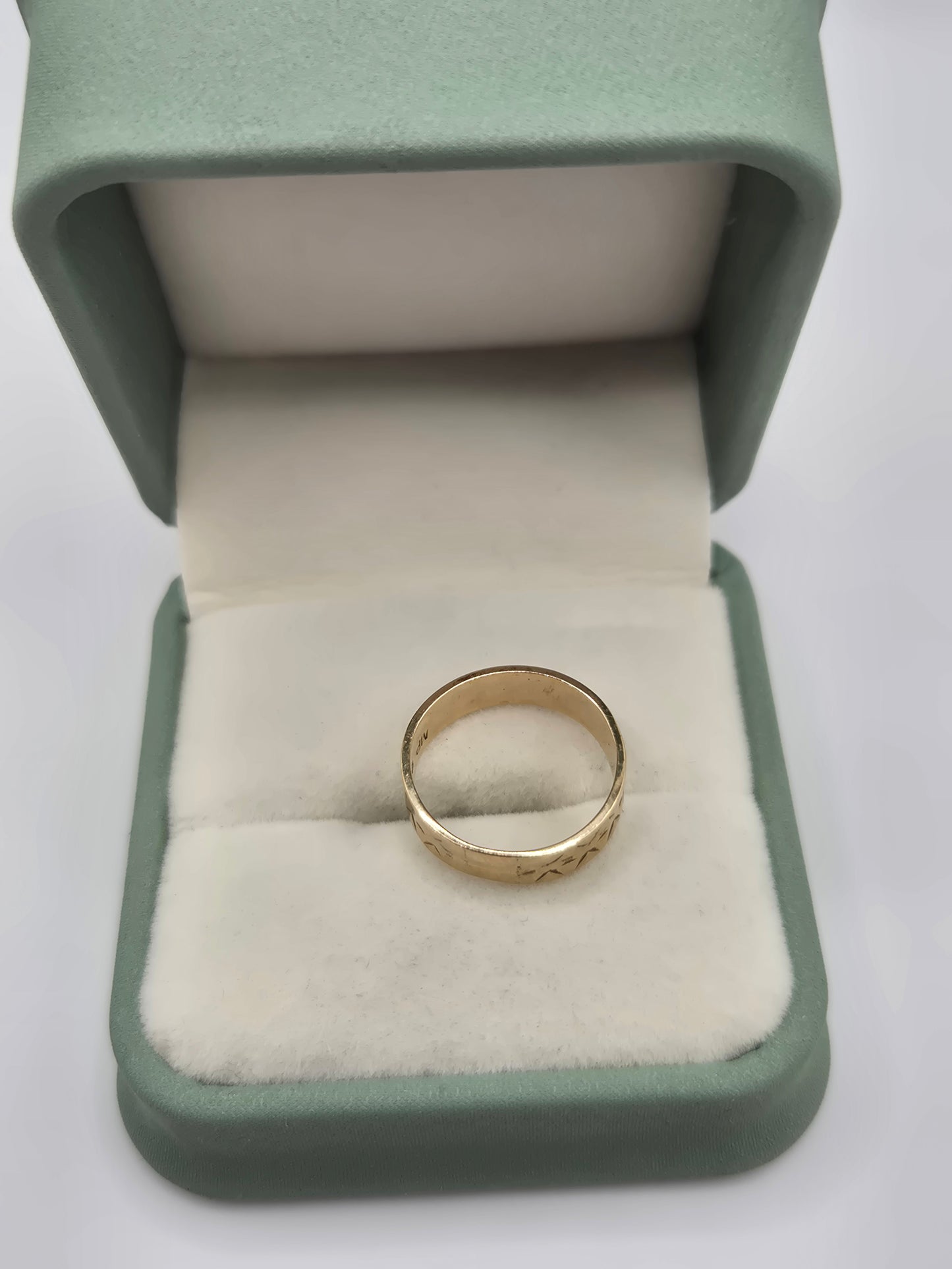 Vintage 9ct gold patterned band ring