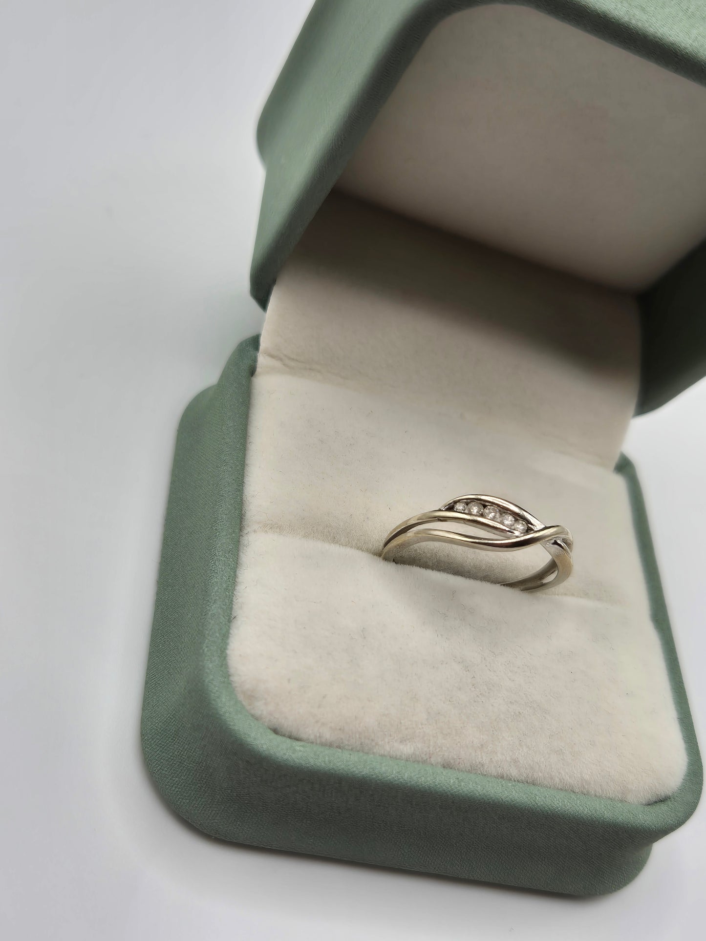 9ct white gold diamond ring