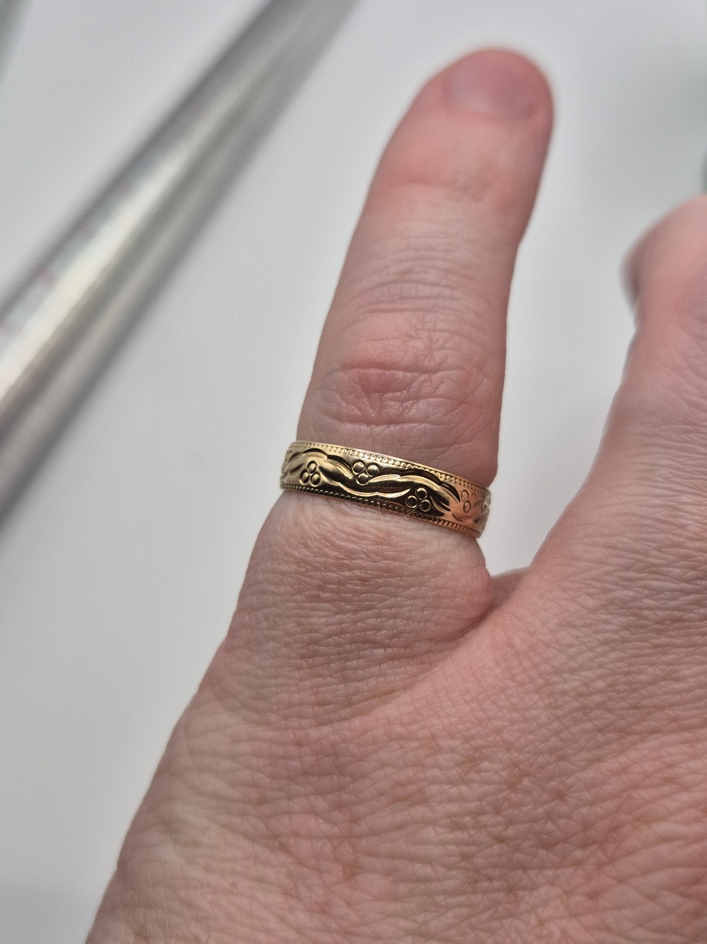 9ct gold patterned band ring
