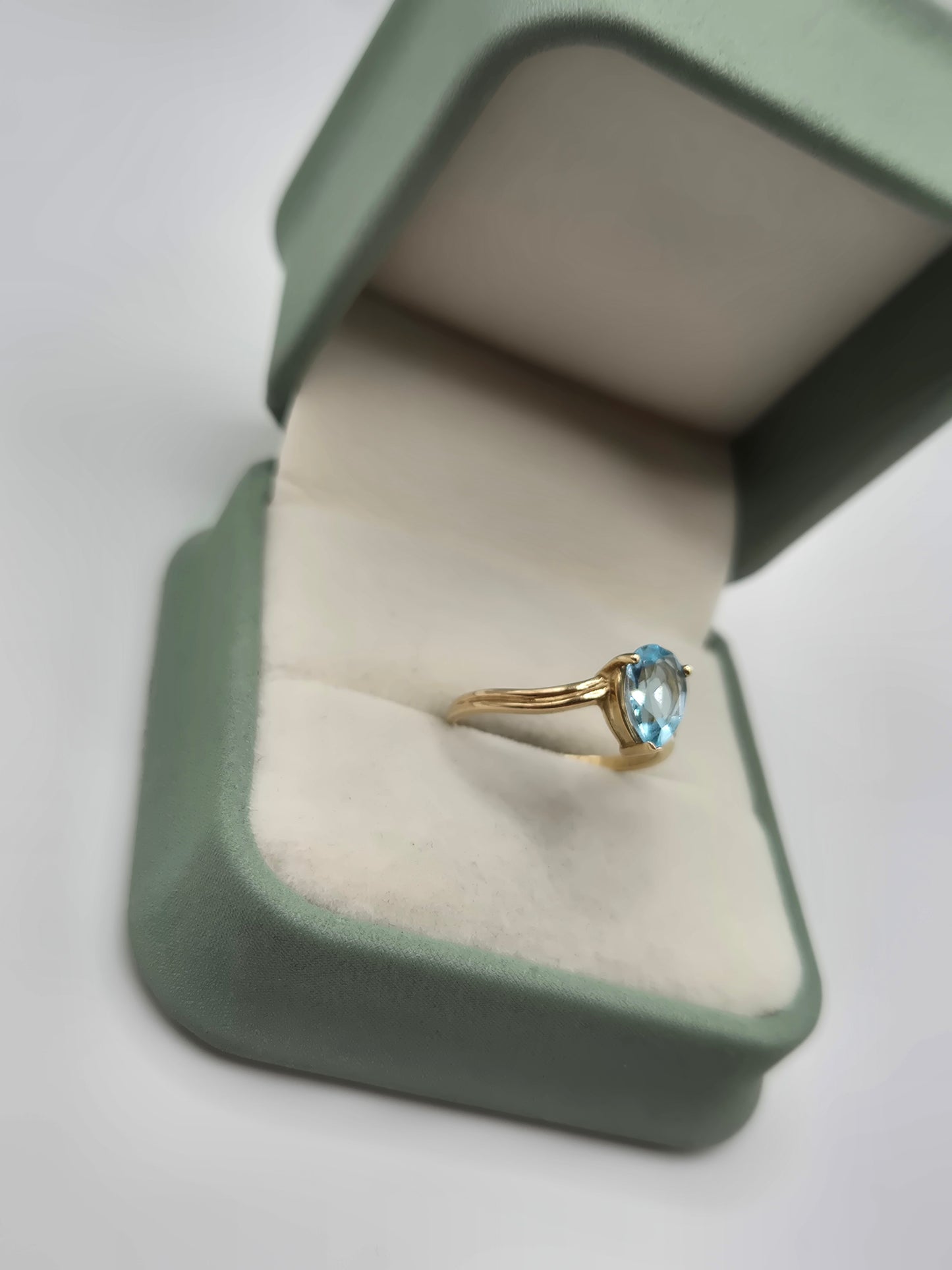 9ct gold aquamarine ring