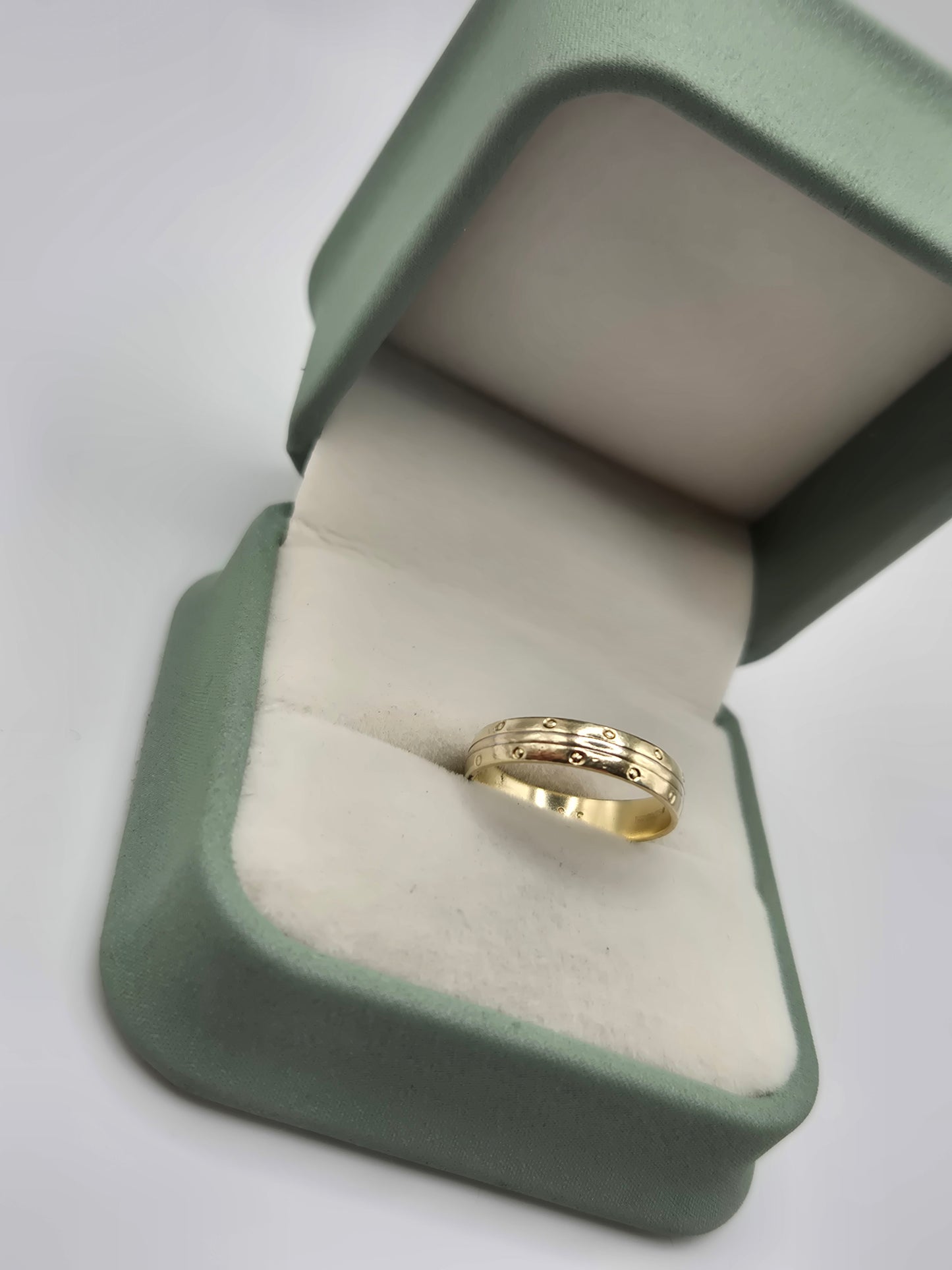 9ct gold patterned band ring
