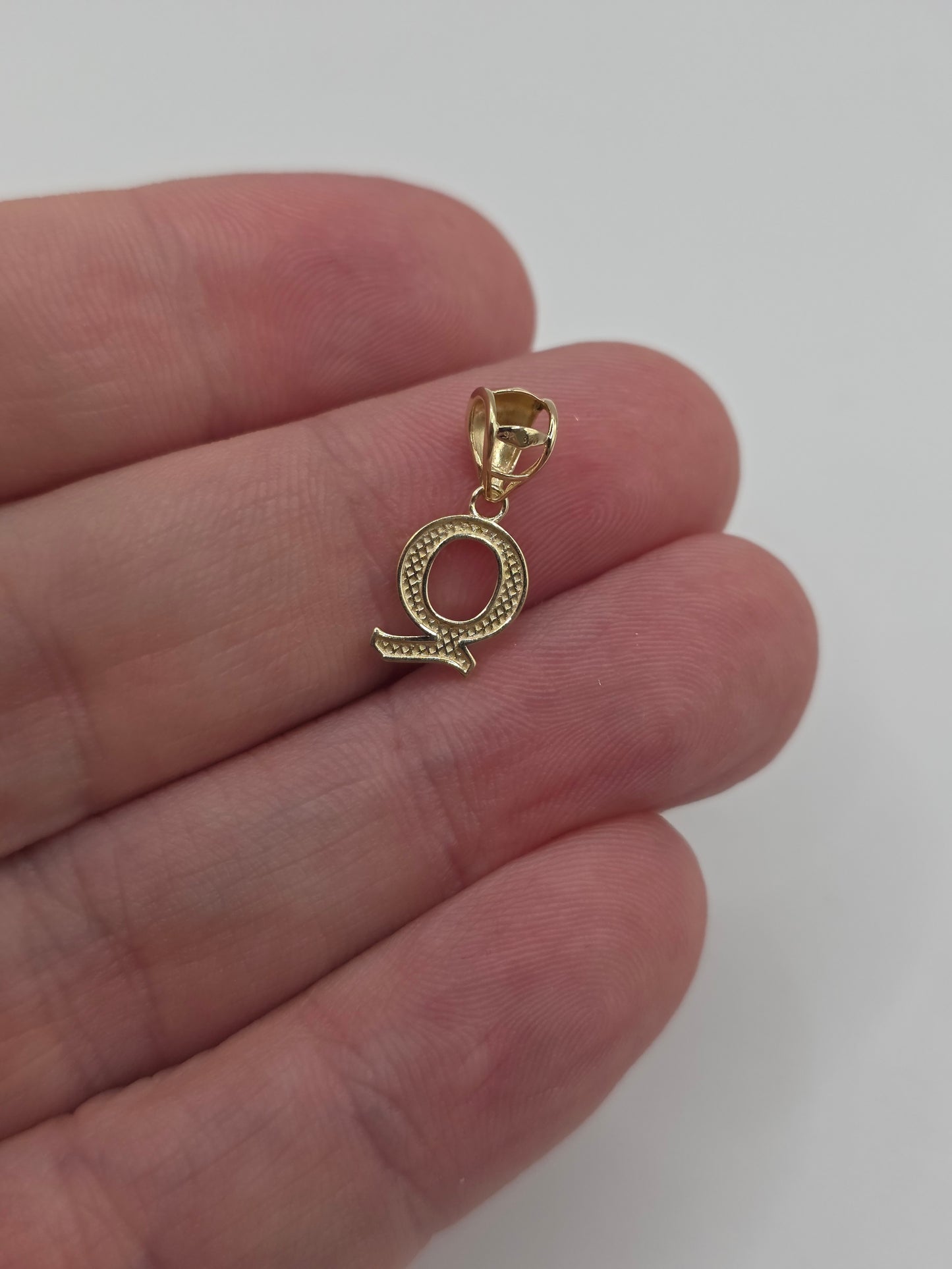 9ct gold initial Q pendant