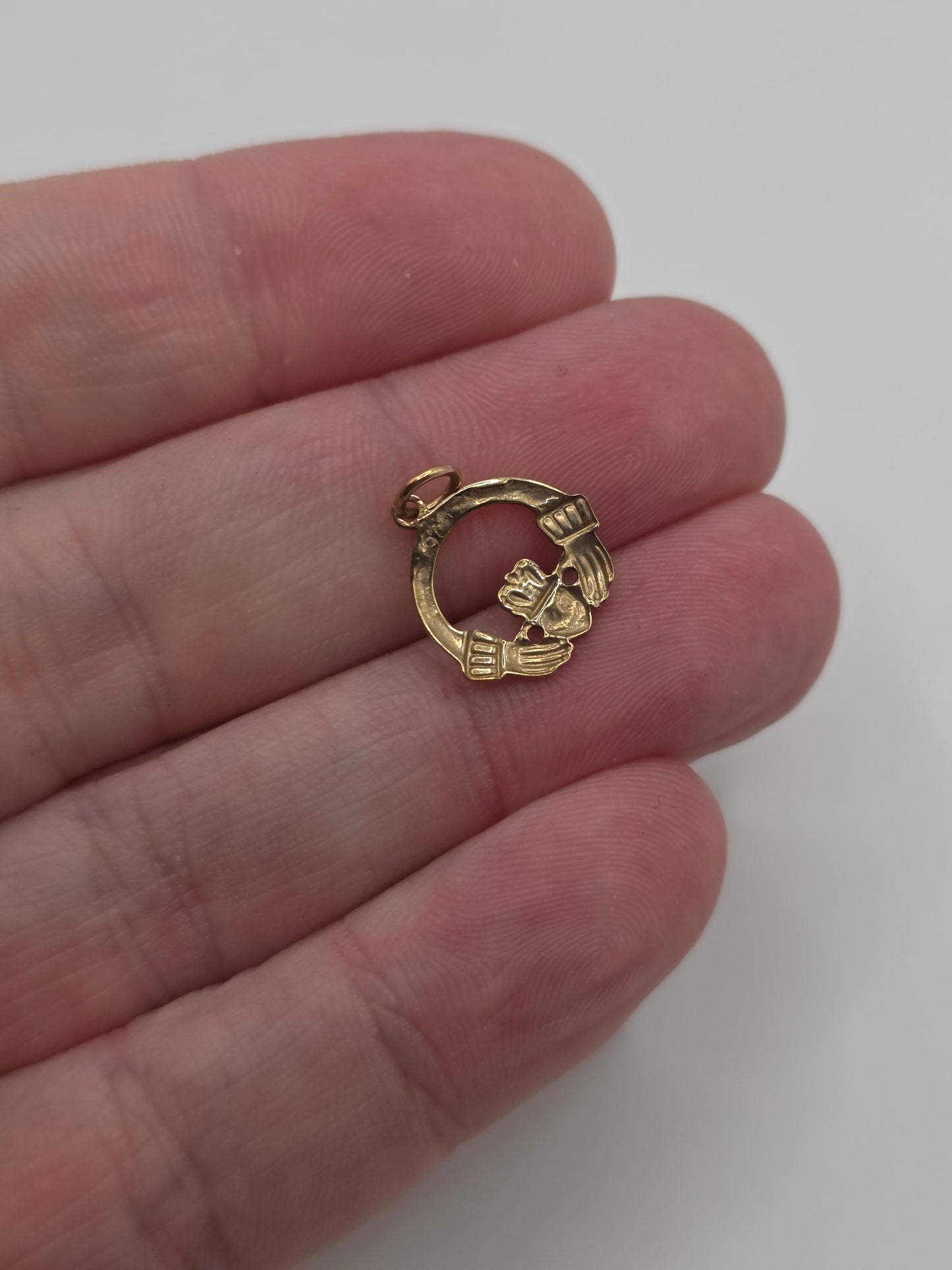 9ct gold claddagh pendant