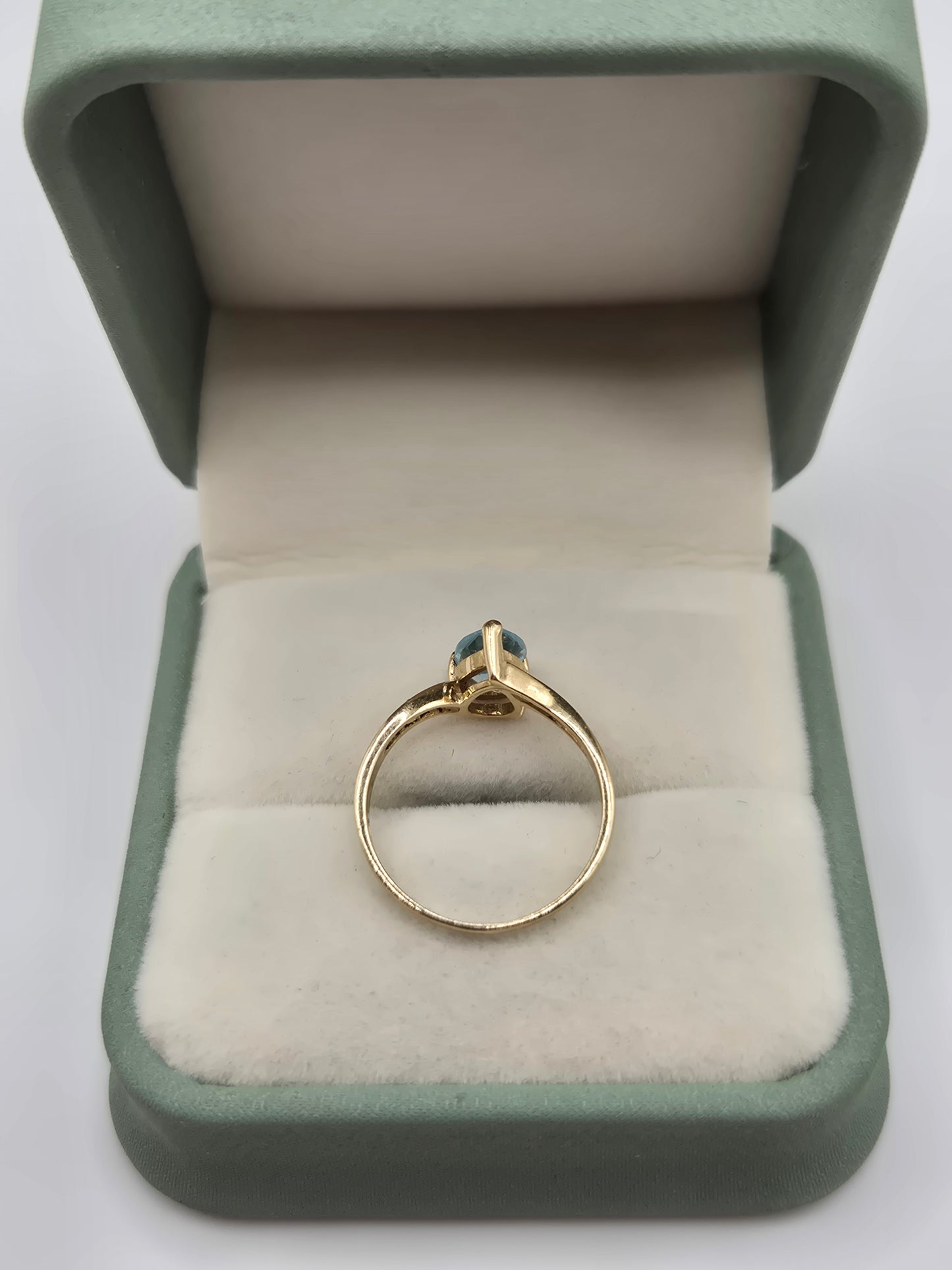 9ct gold aquamarine ring
