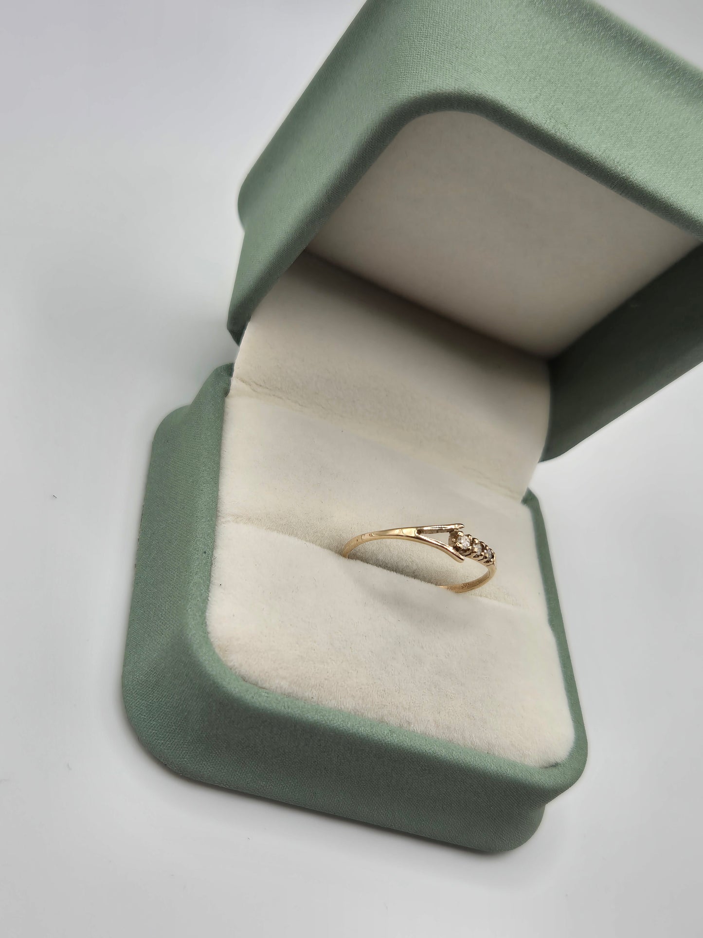 9ct gold diamond ring