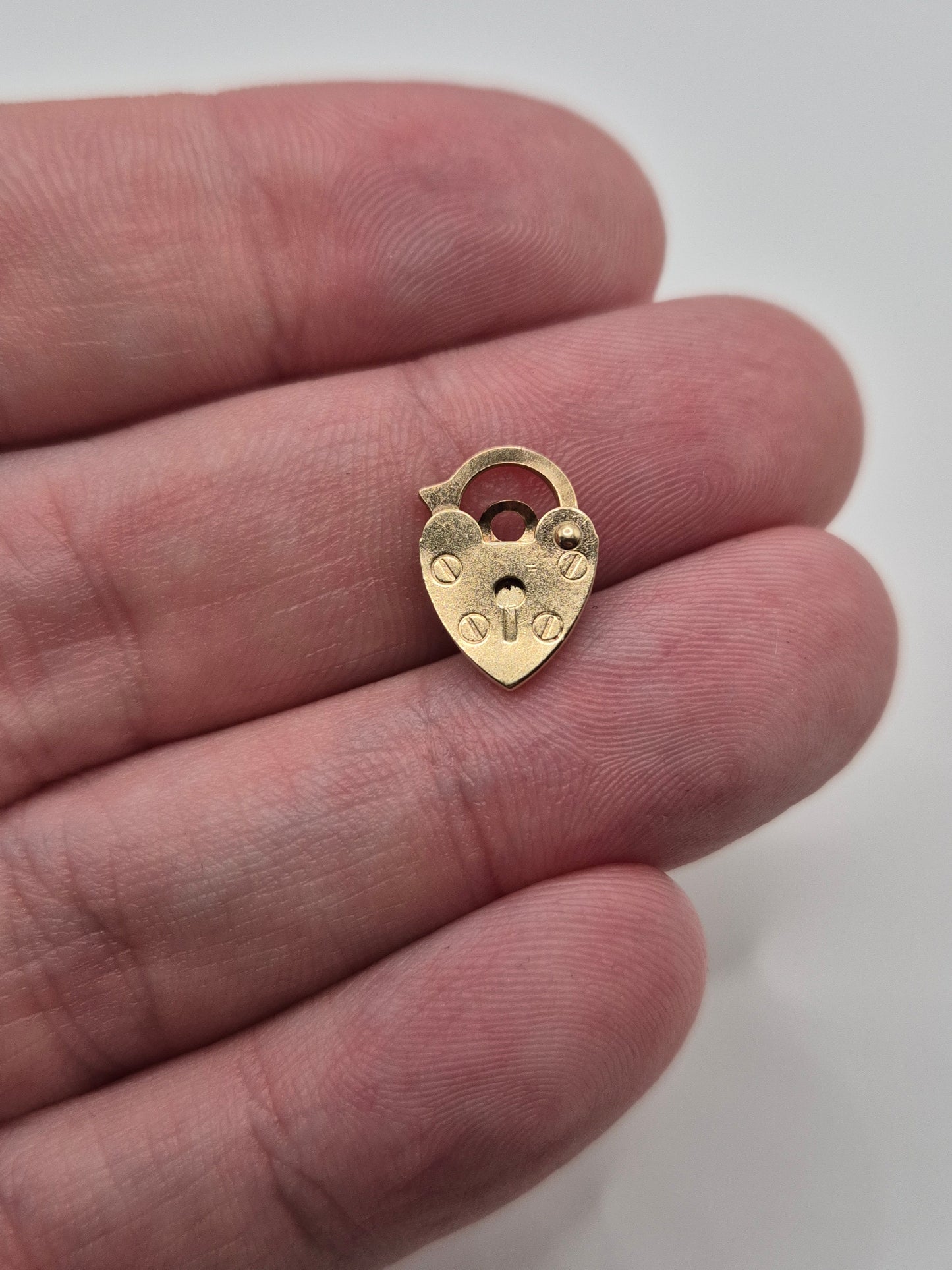 9ct gold padlock (26)