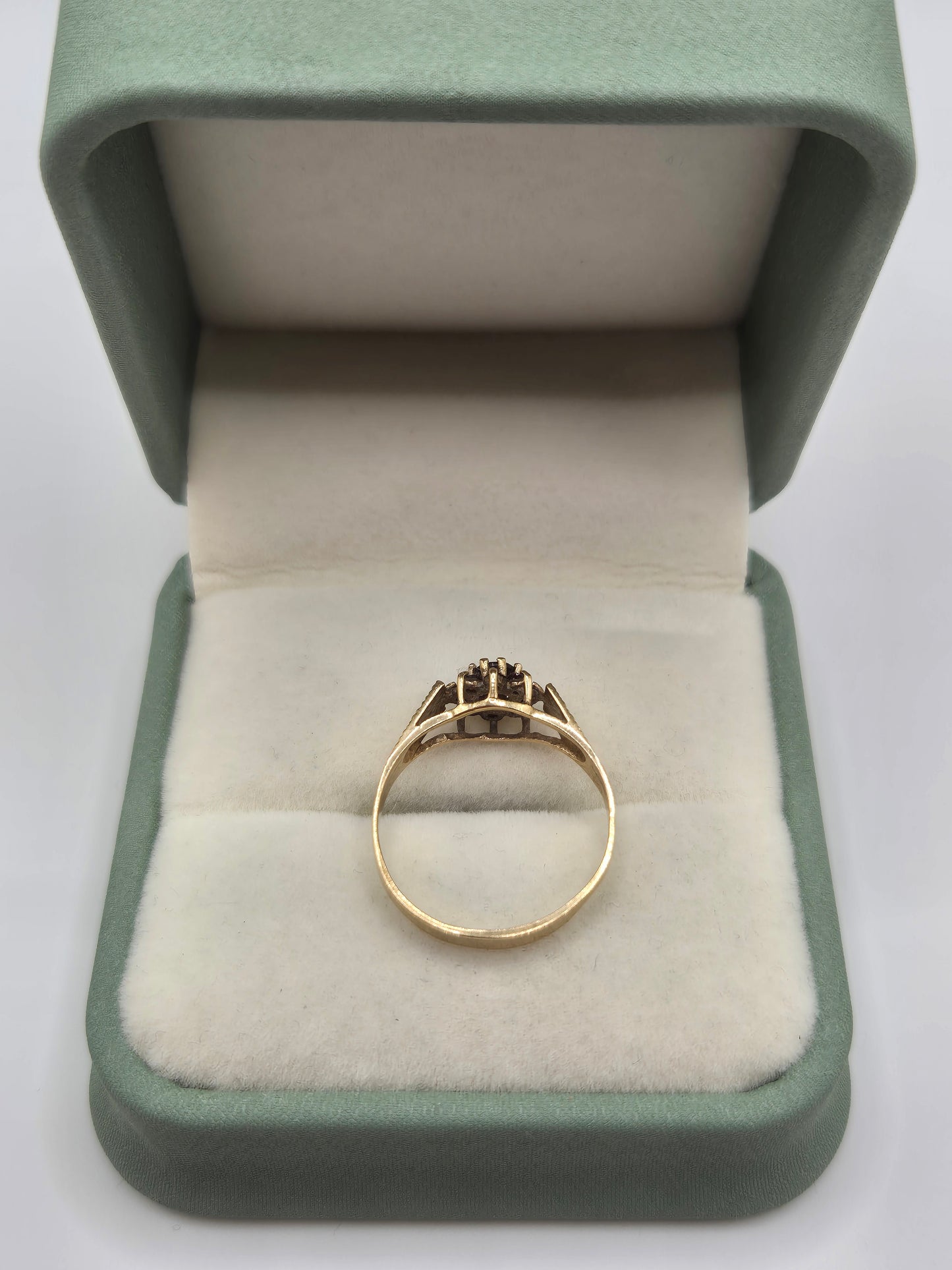 9ct gold garnet ring
