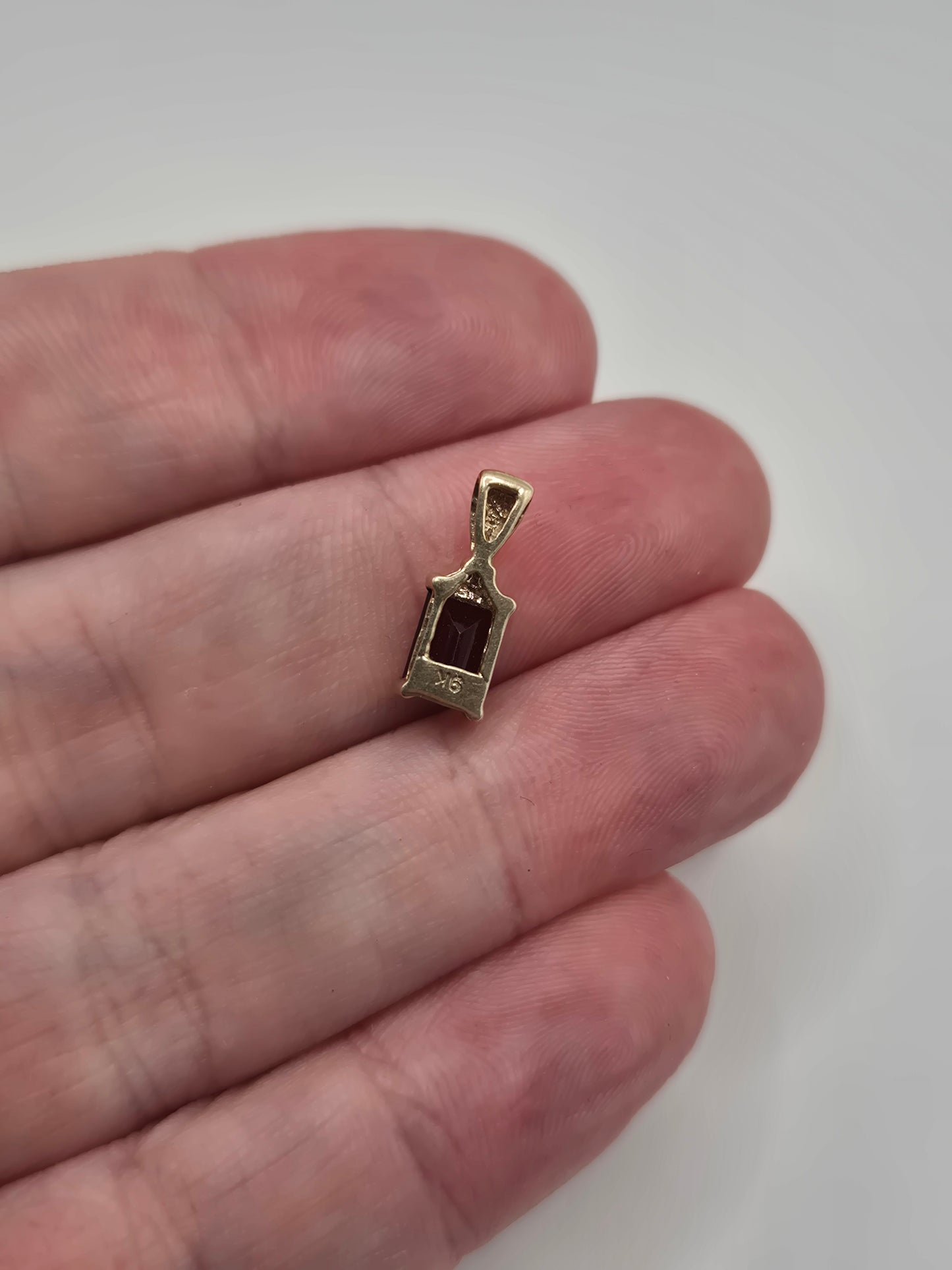 9ct gold garnet and diamond pendant