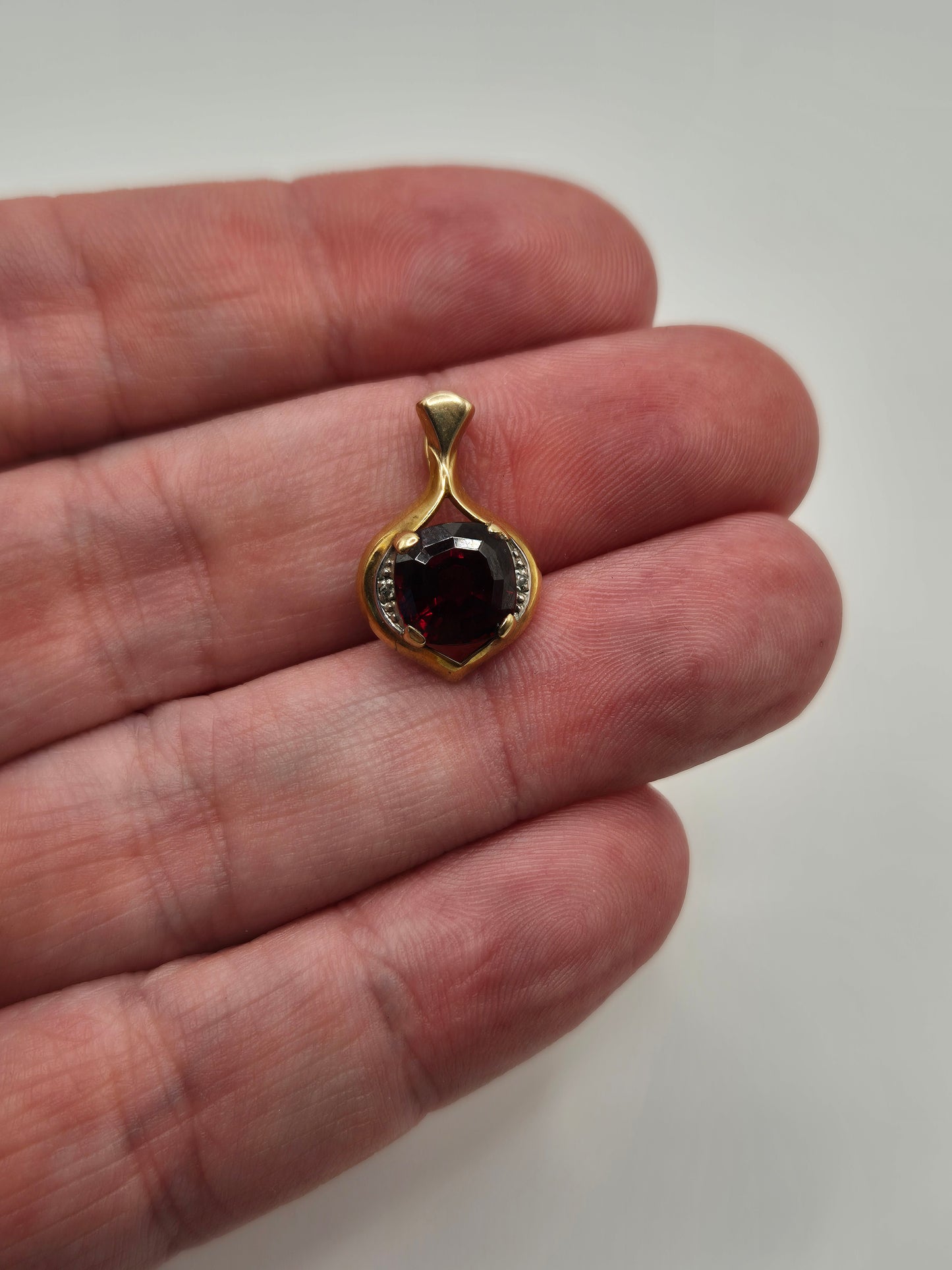 9ct gold garnet and diamond pendant