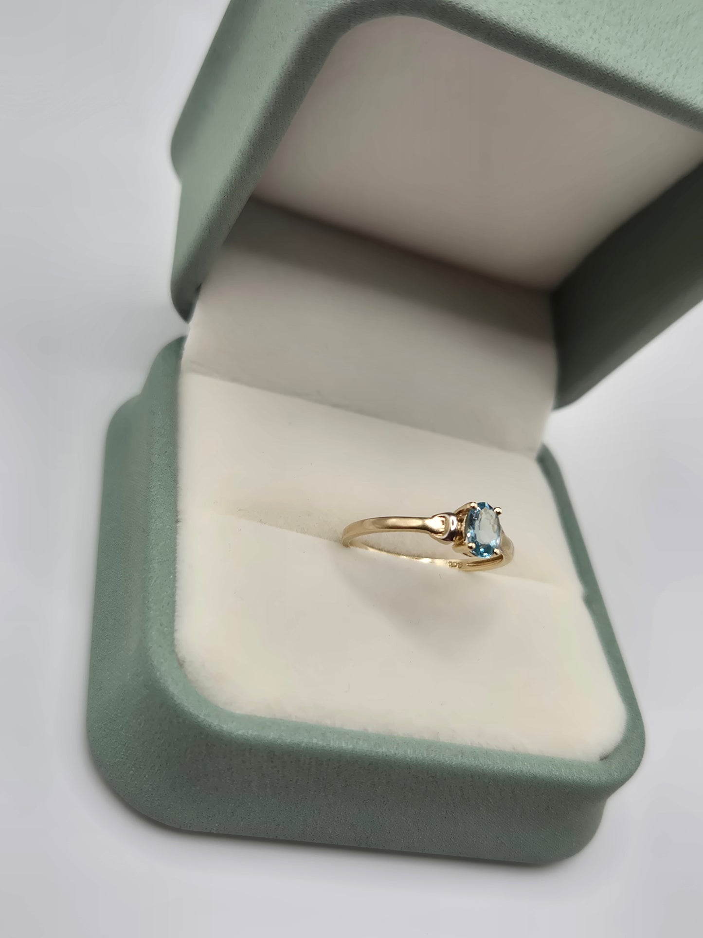 9ct gold topaz ring