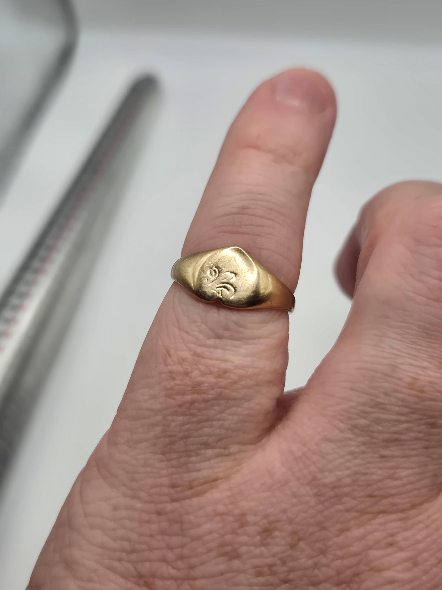 9ct gold heart signet ring
