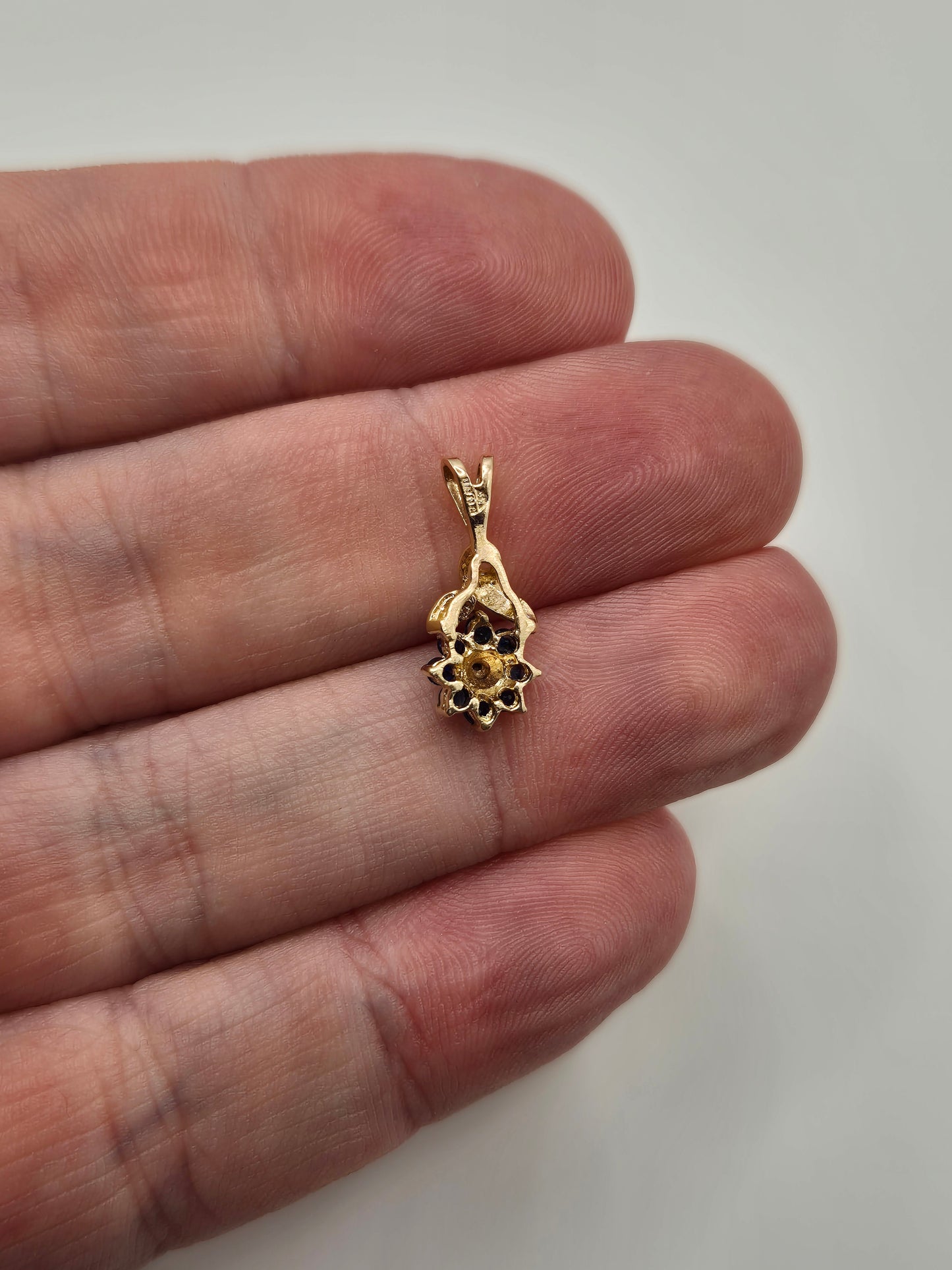 9ct gold sapphire and diamond pendant