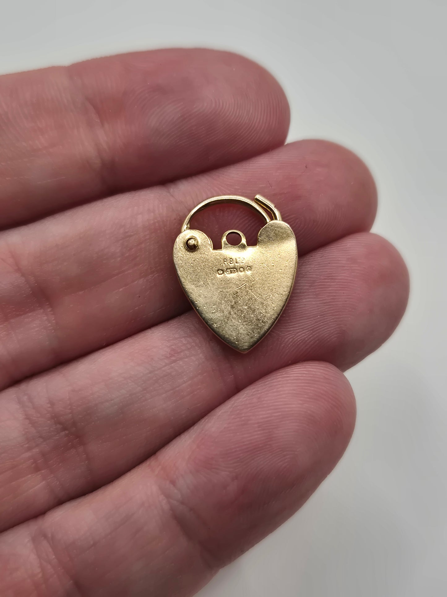 9ct gold padlock (8)