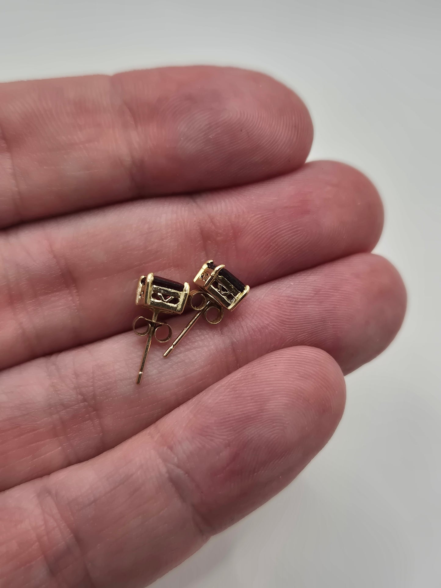9ct gold garnet earrings