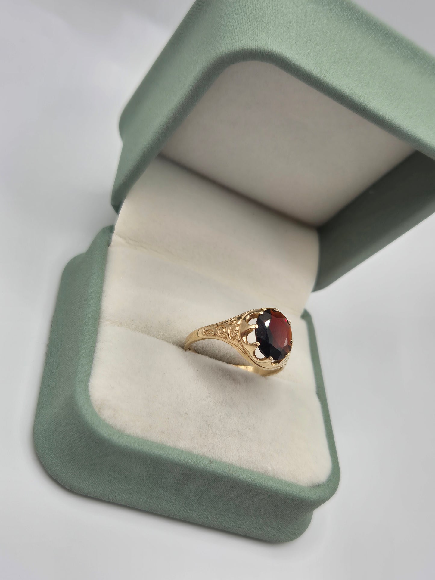 9ct gold garnet ring
