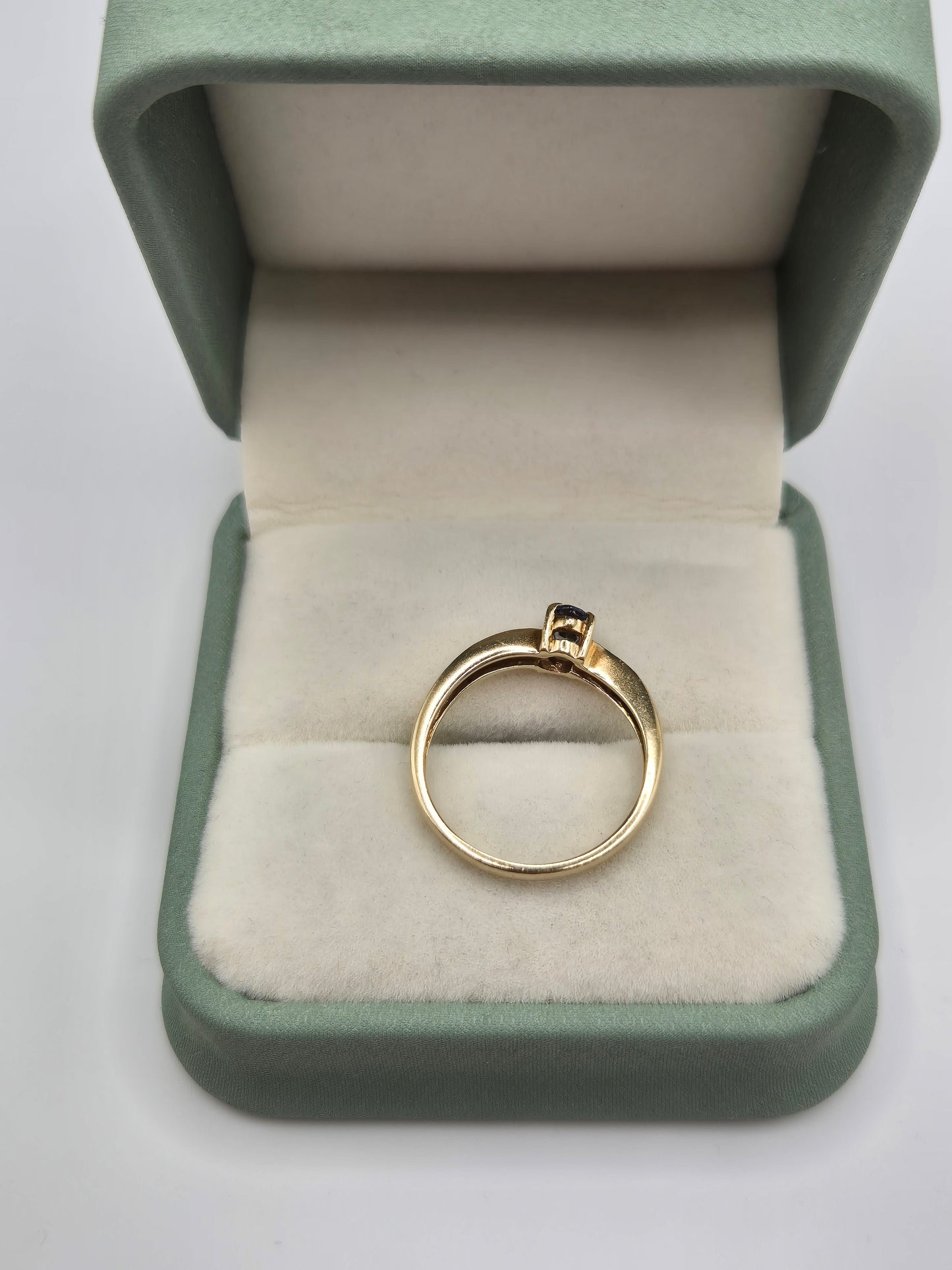 9ct gold tanzanite and diamond ring