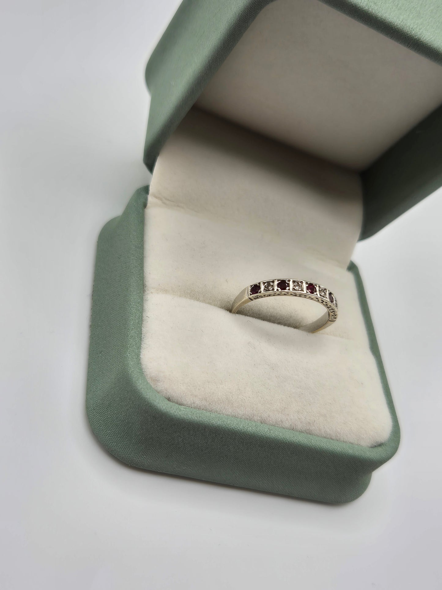 9ct white gold ruby and diamon, london 1972 ring