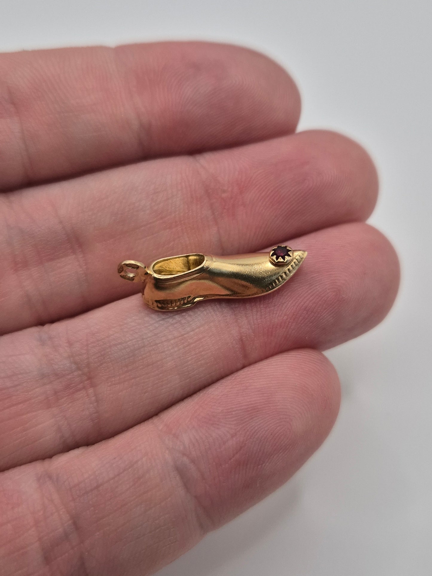 9ct gold garnet shoe charm