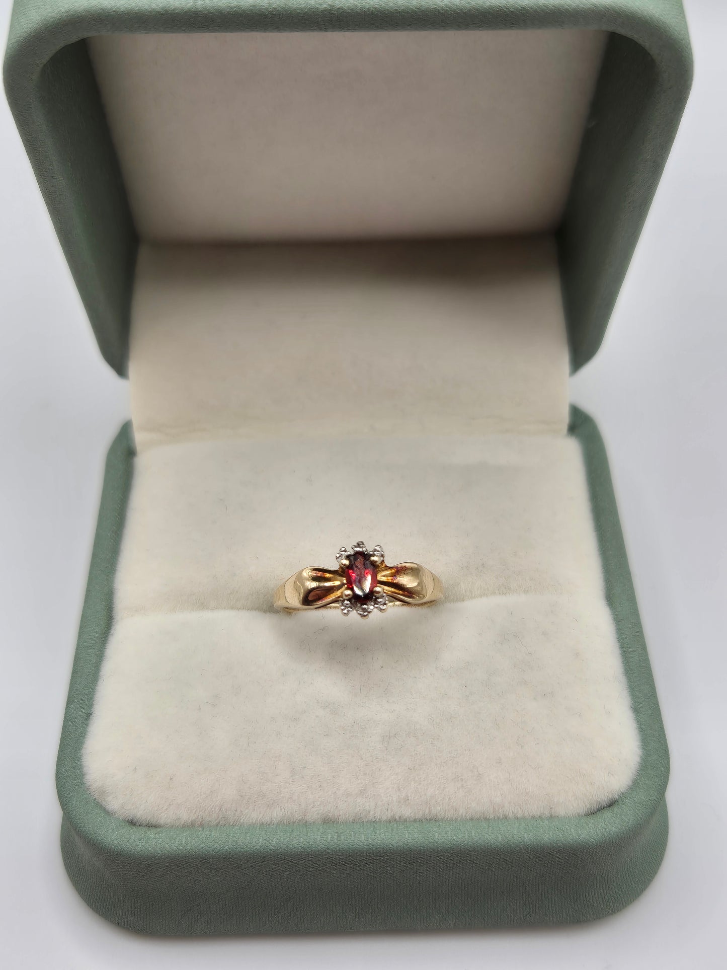9ct gold garnet ring