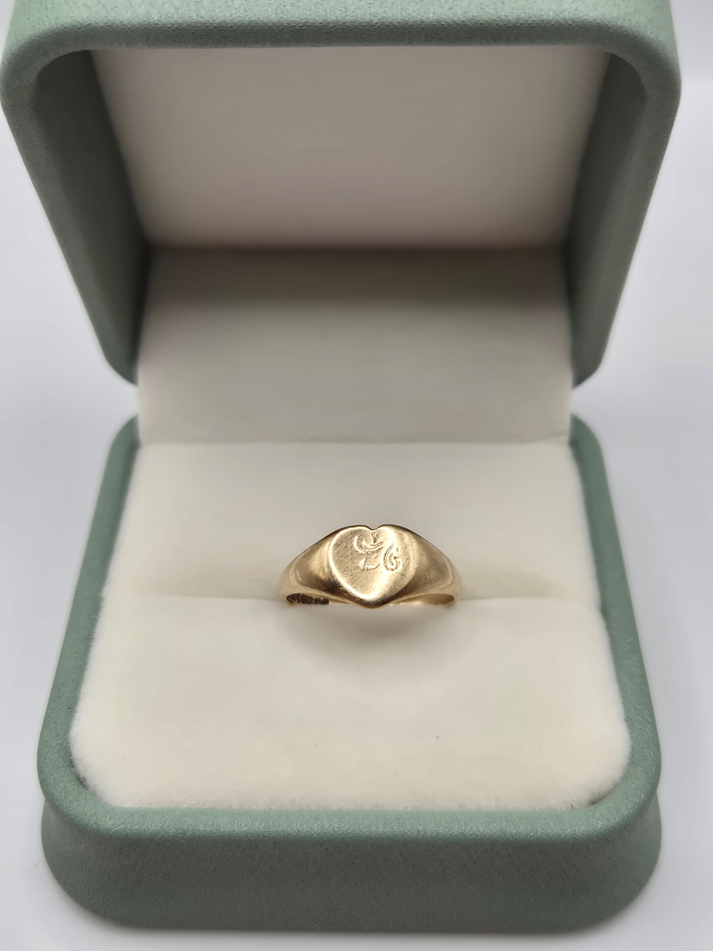 9ct gold heart signet ring