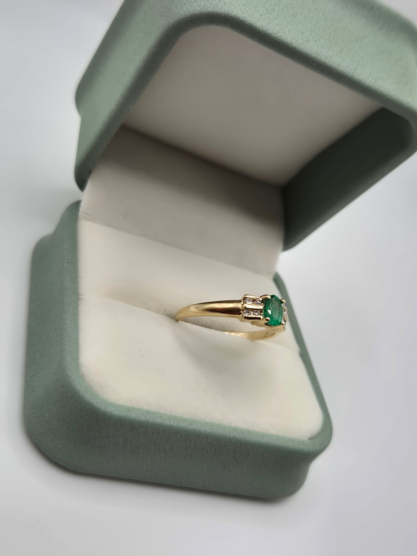 9ct gold emerald and diamond ring