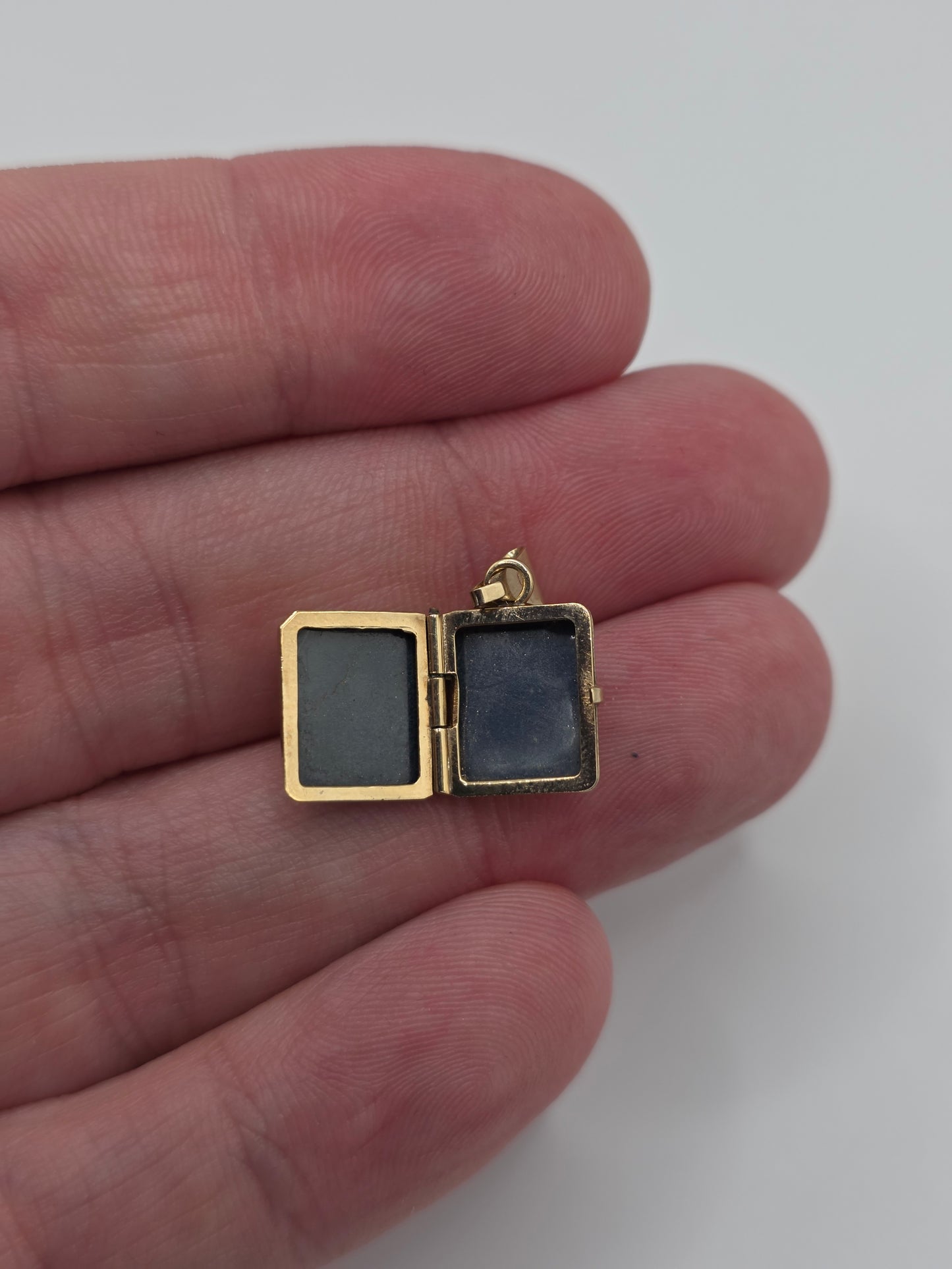 9ct gold bible locket pendant