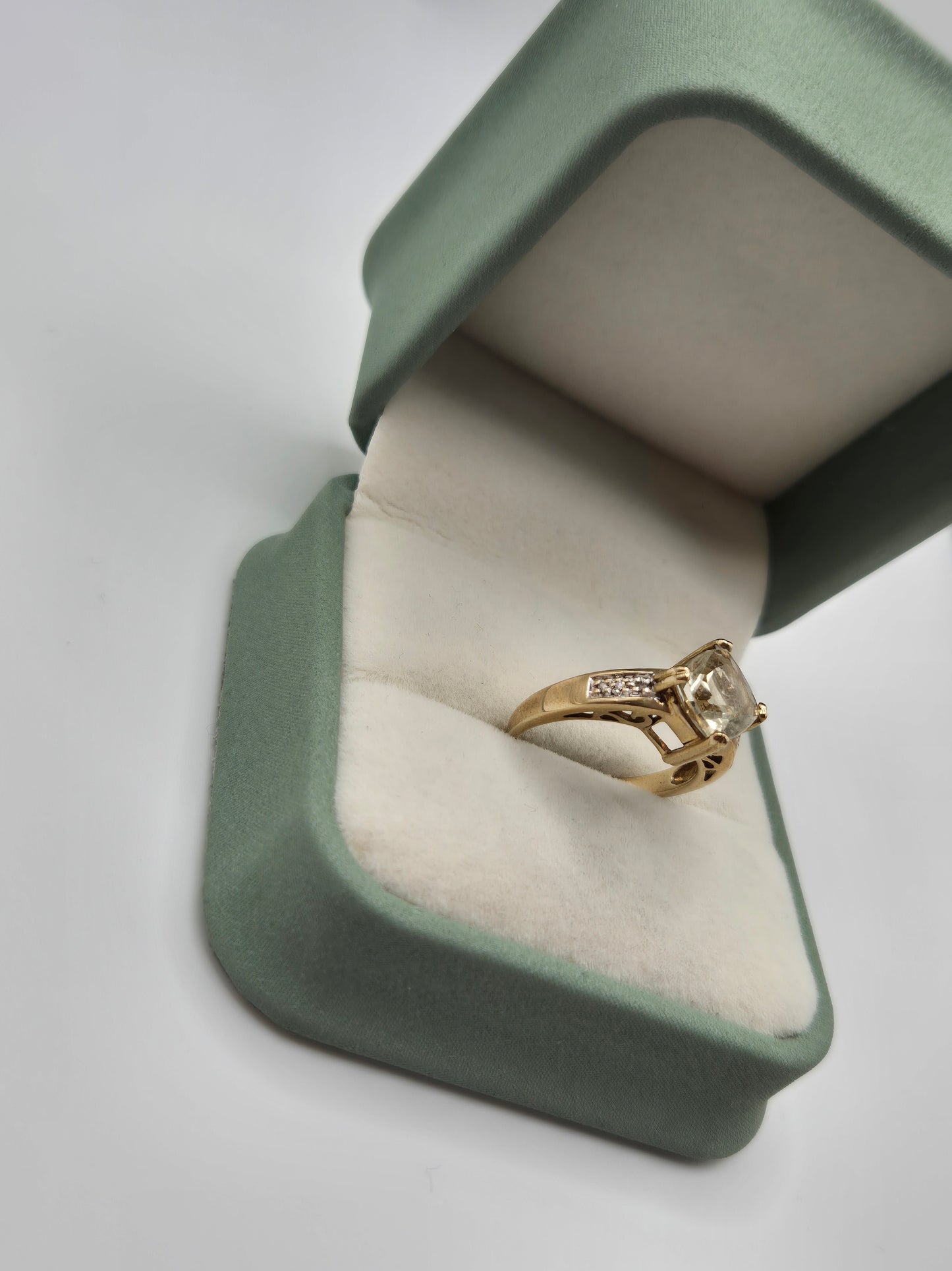 Heavy 9ct gold peridot and diamond ring