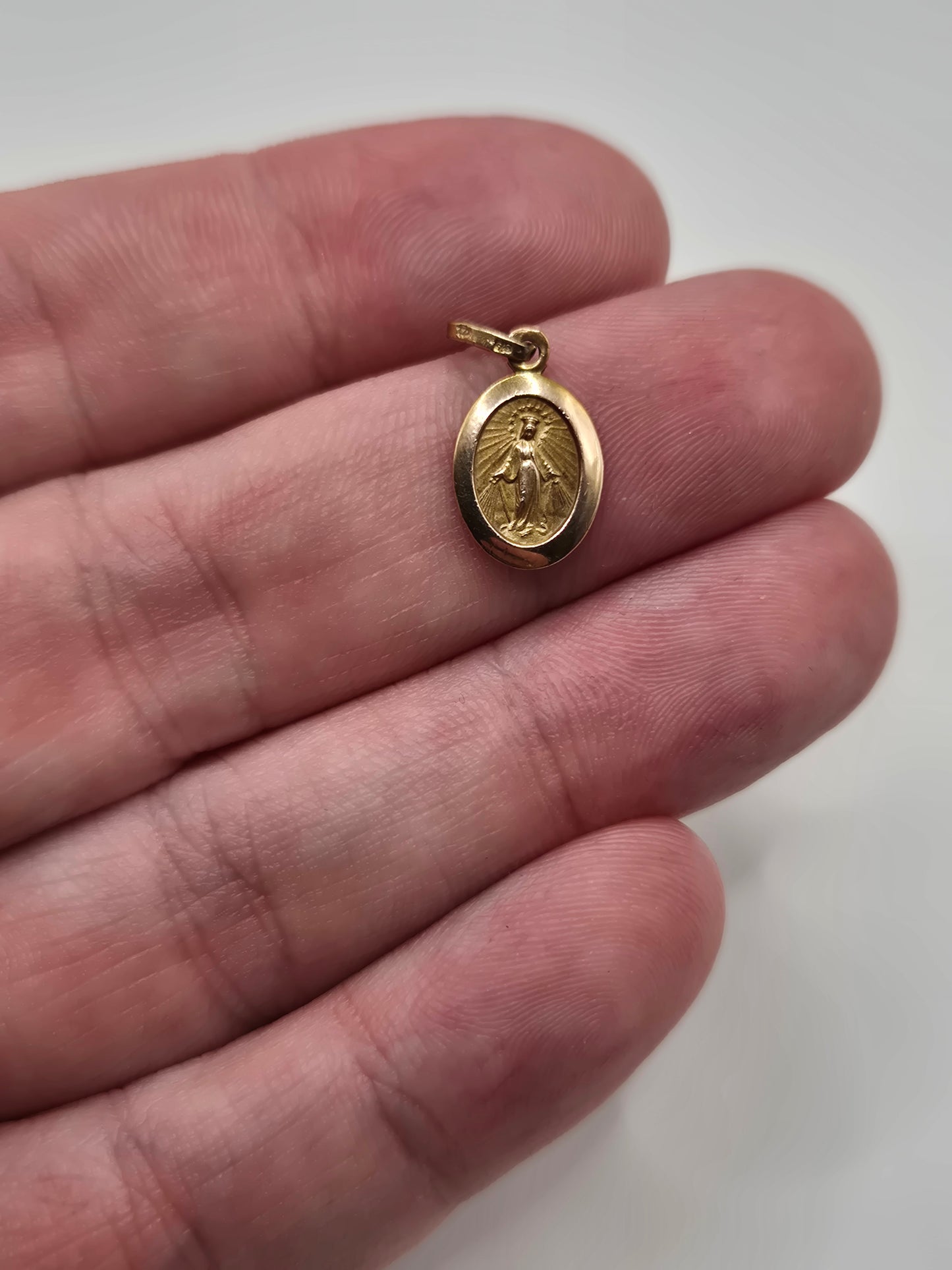 9ct gold st mary pendant
