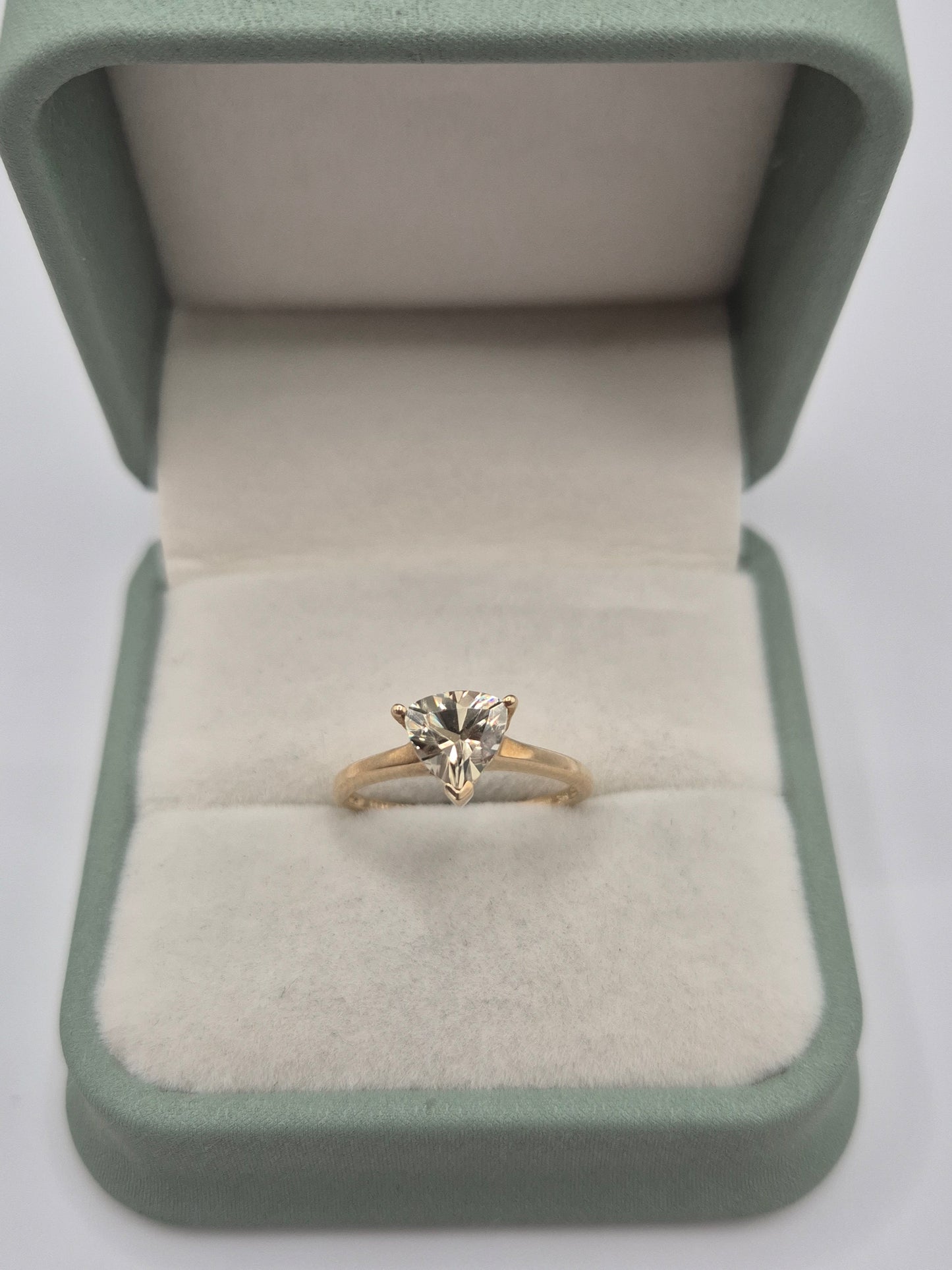 9ct gold quartz ring
