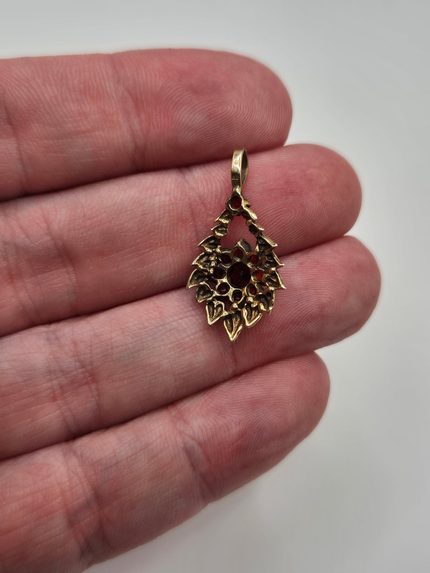 9ct gold garnet pendant