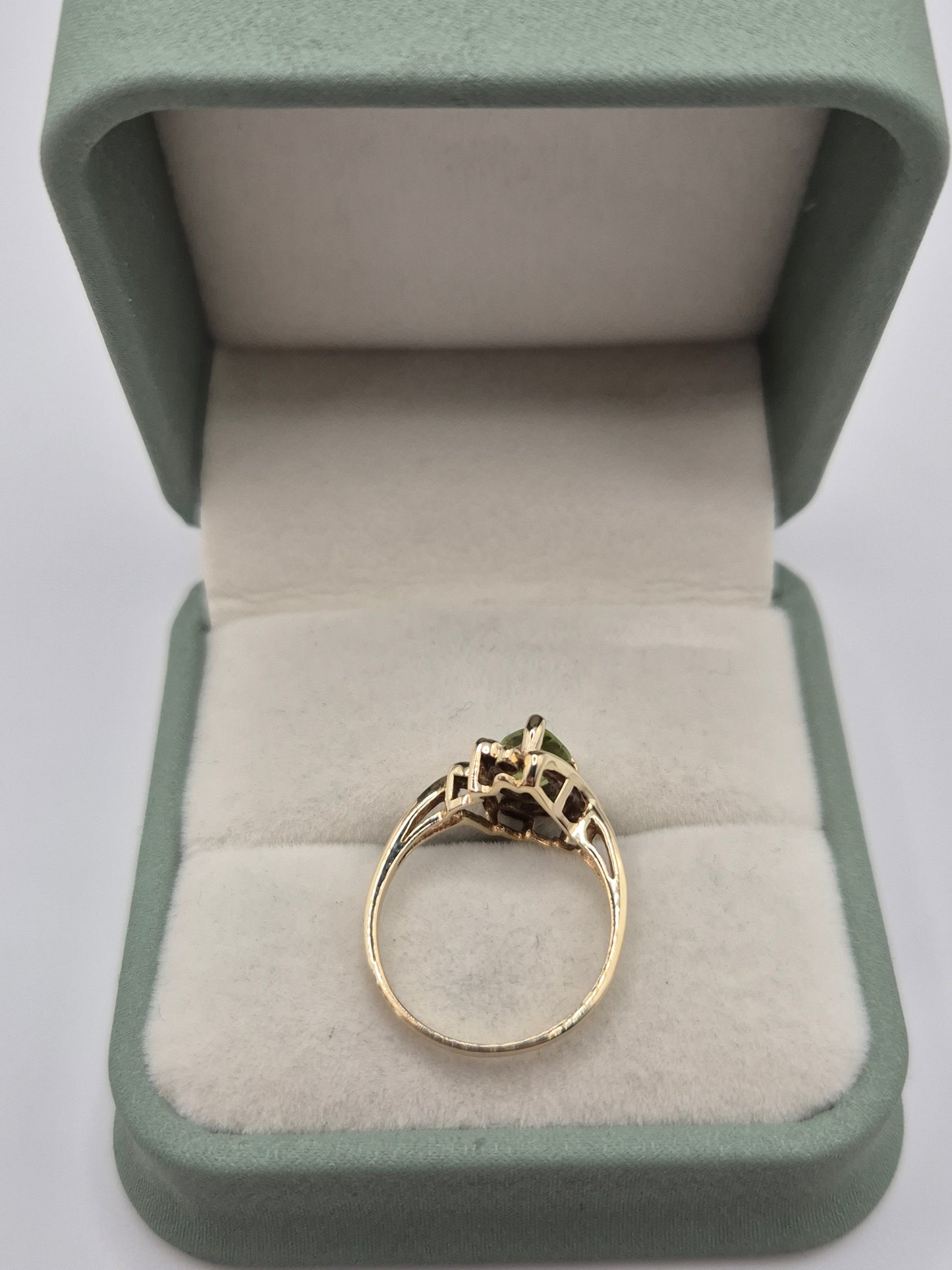 9ct gold peridot and diamond ring