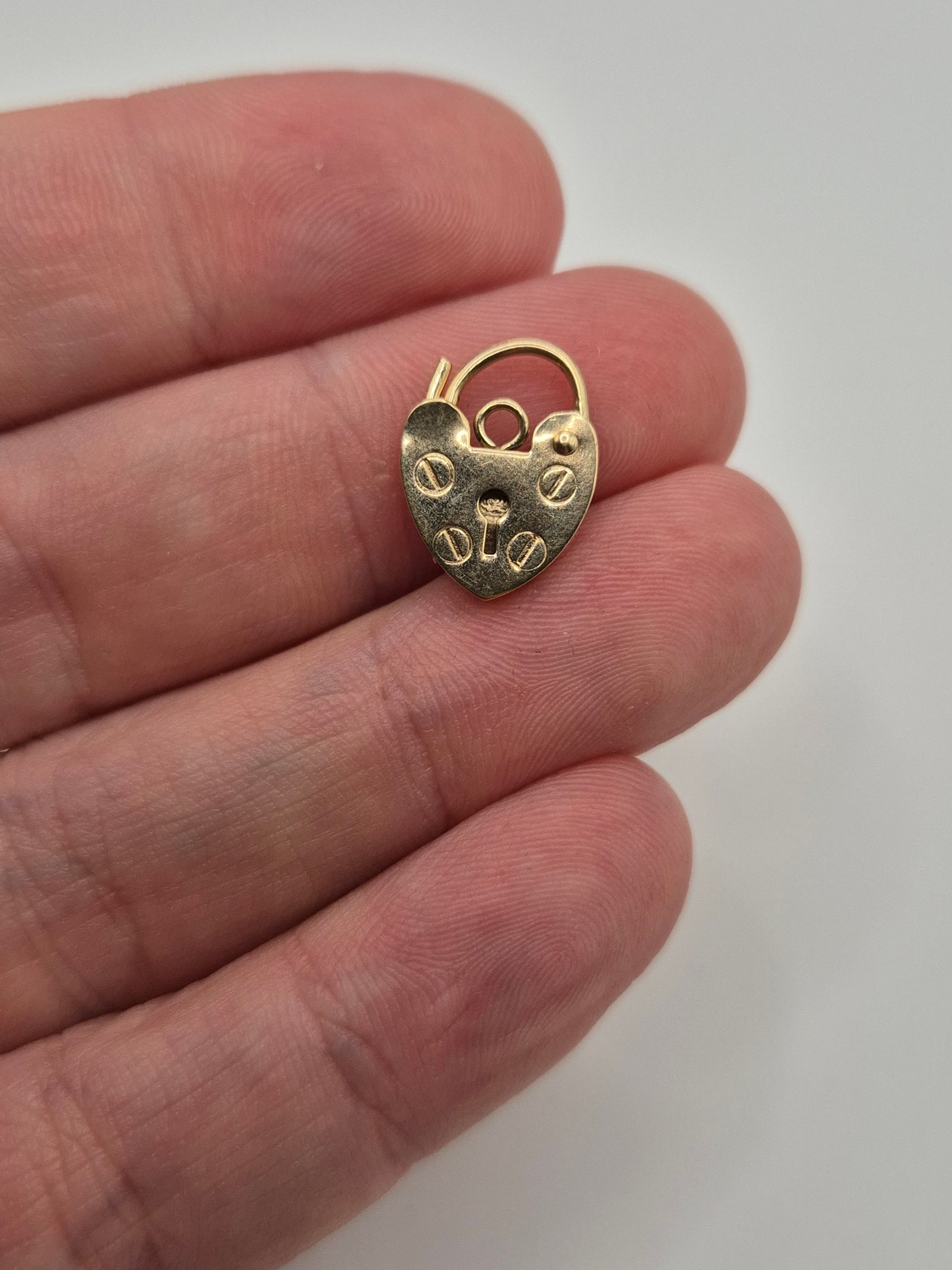 9ct gold padlock (21)