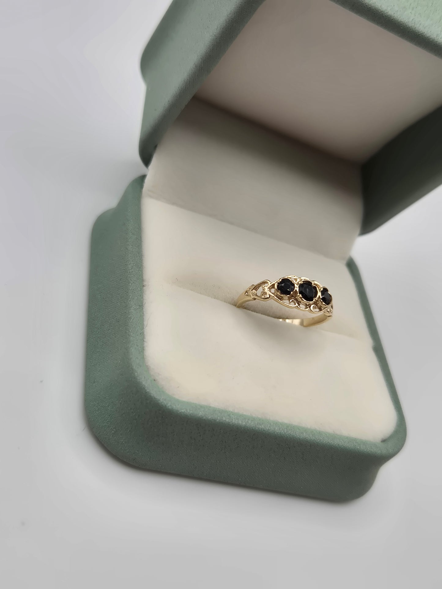 9ct gold sapphire ring